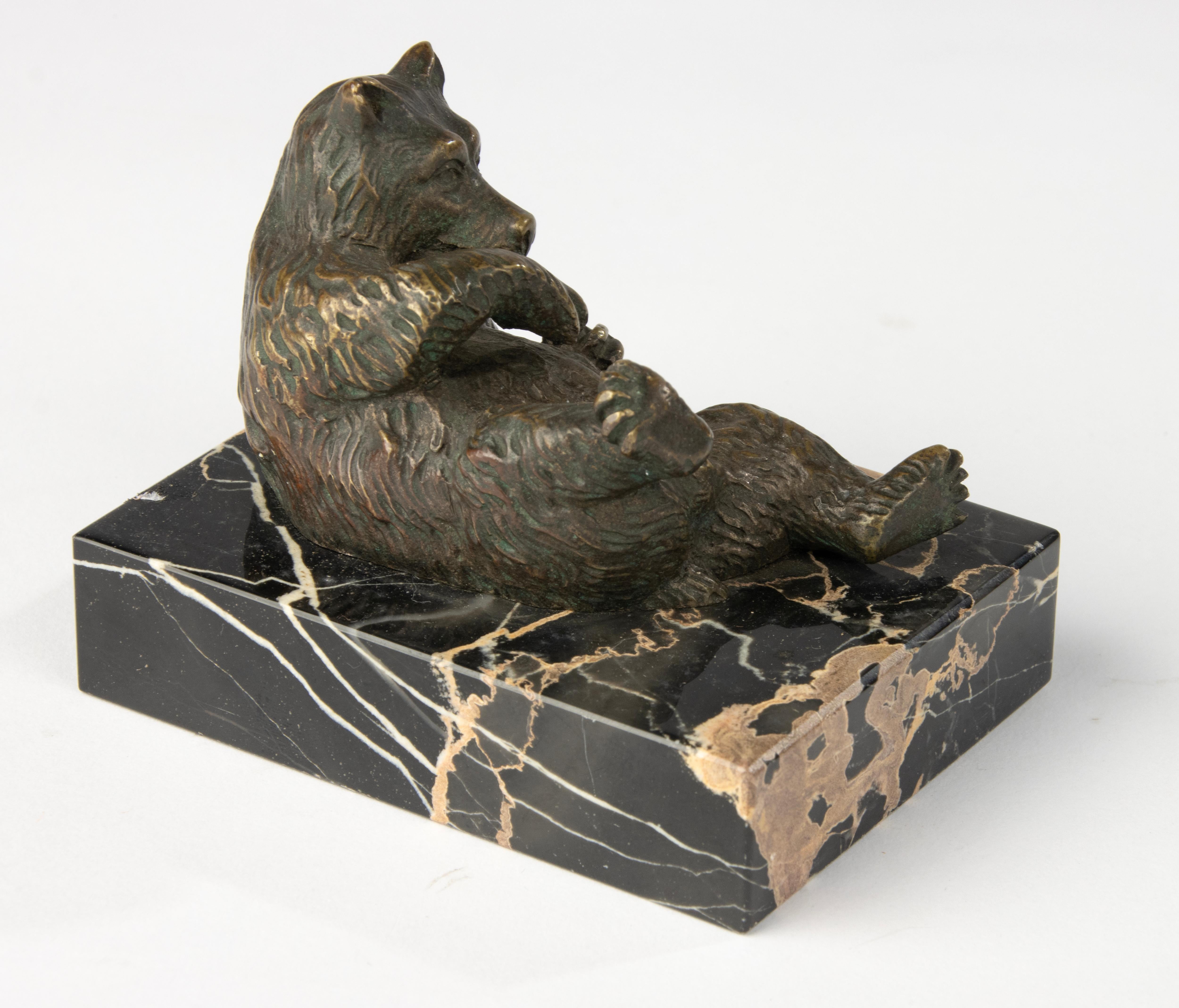 XIXe siècle Sculpture de la fin du 19e siècle représentant un ours couché - Bronze Black Forest en vente