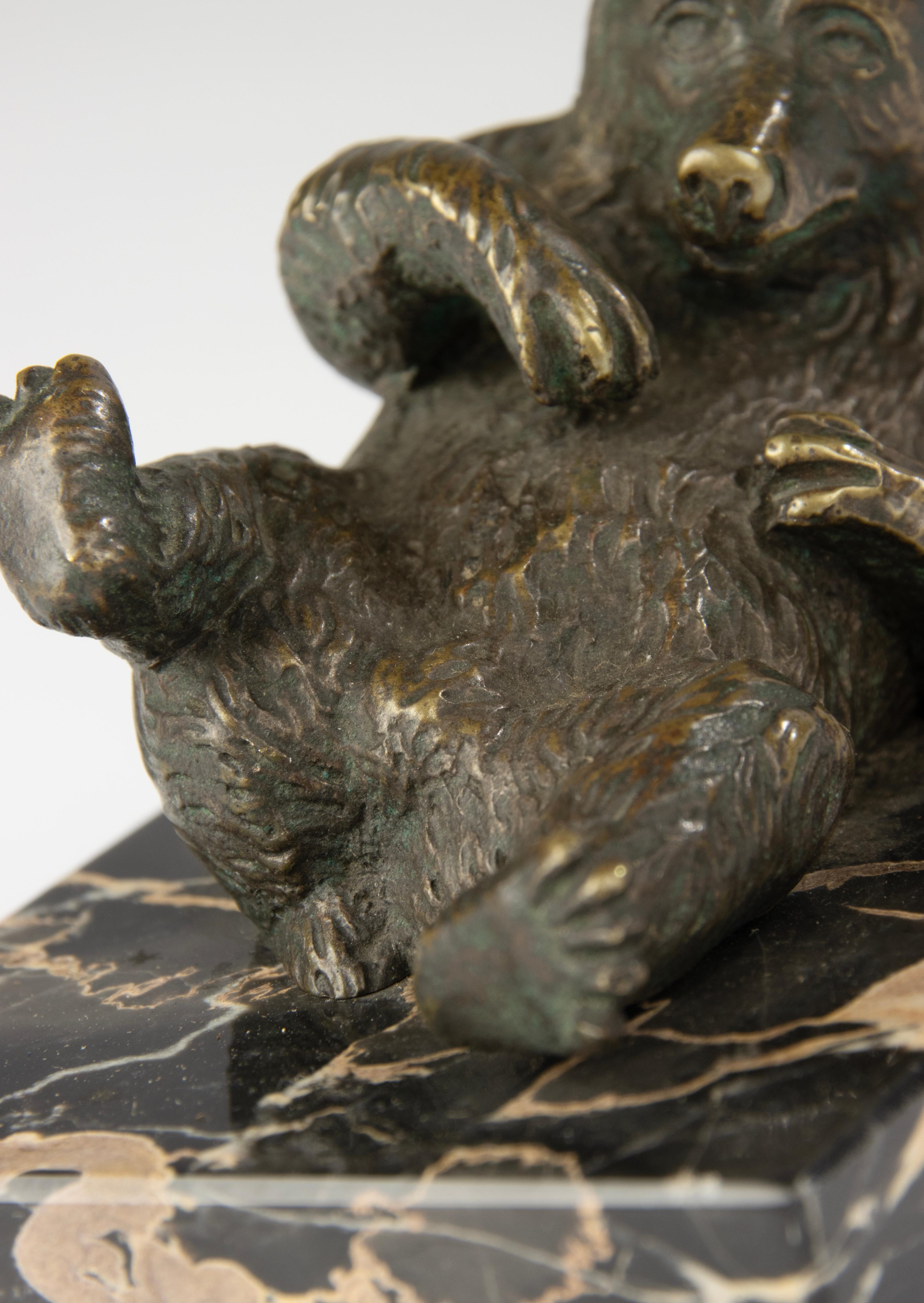 Sculpture de la fin du 19e siècle représentant un ours couché - Bronze Black Forest en vente 1