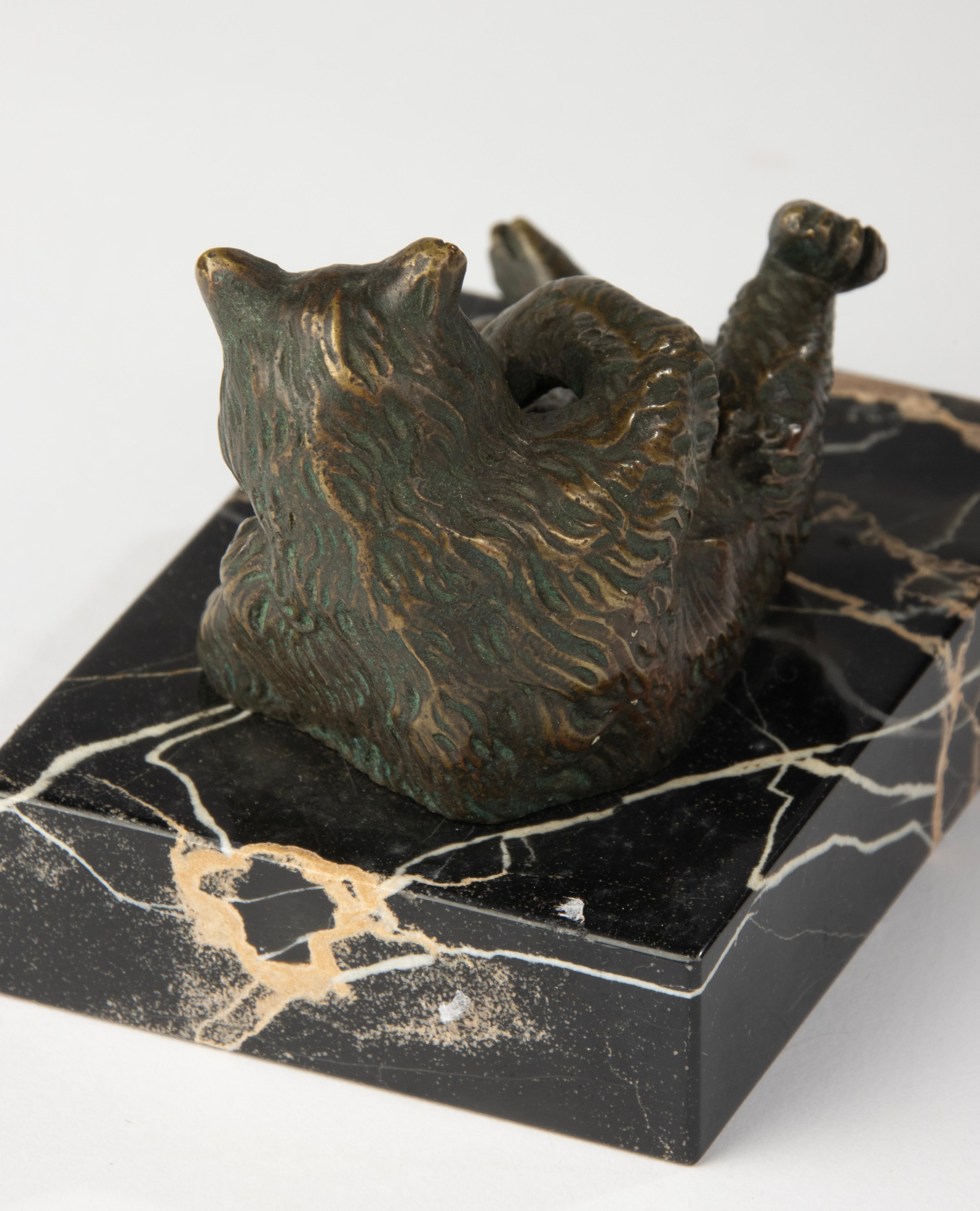 Sculpture de la fin du 19e siècle représentant un ours couché - Bronze Black Forest en vente 2