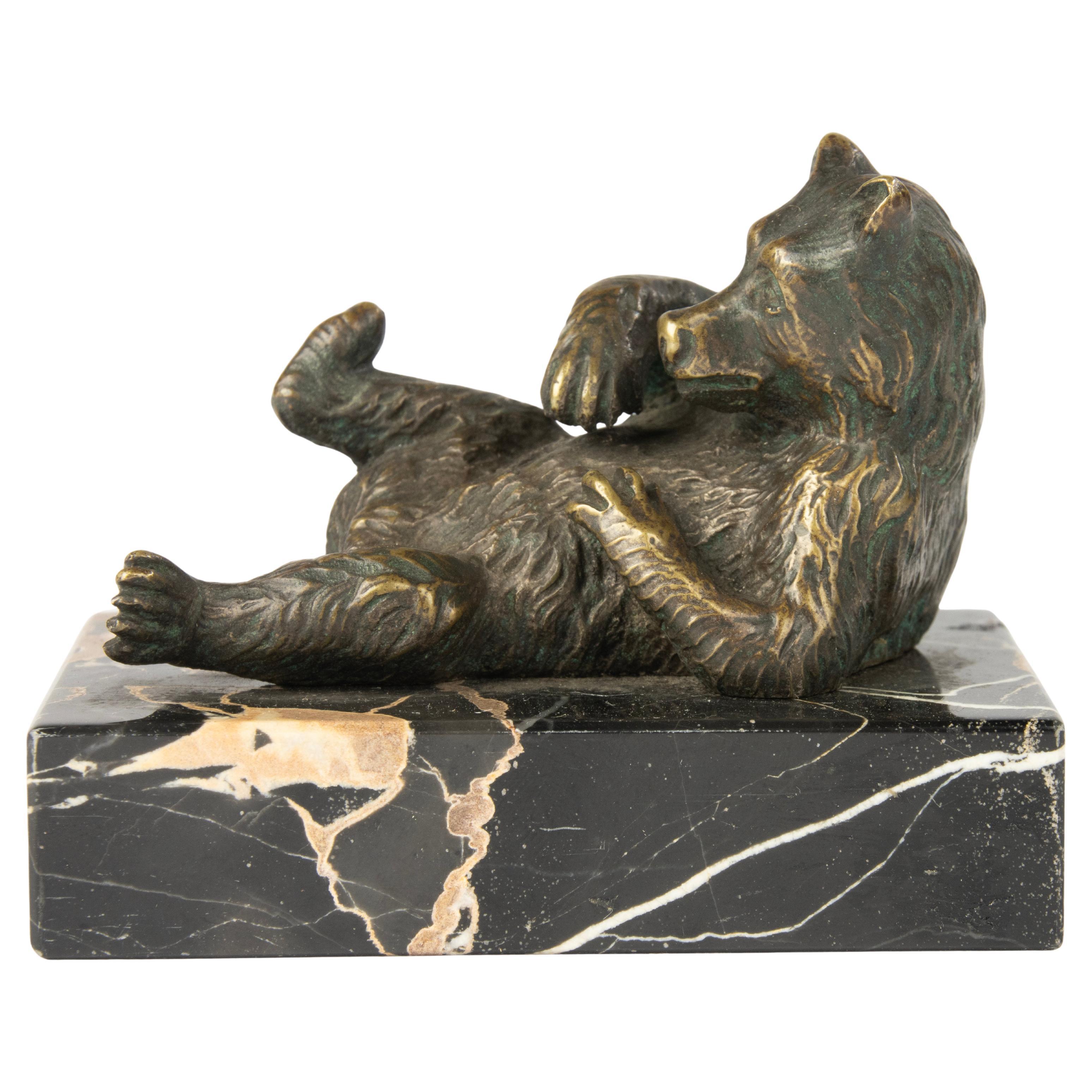 Scultura di fine Ottocento raffigurante un orso sdraiato - Bronzo Black Forest