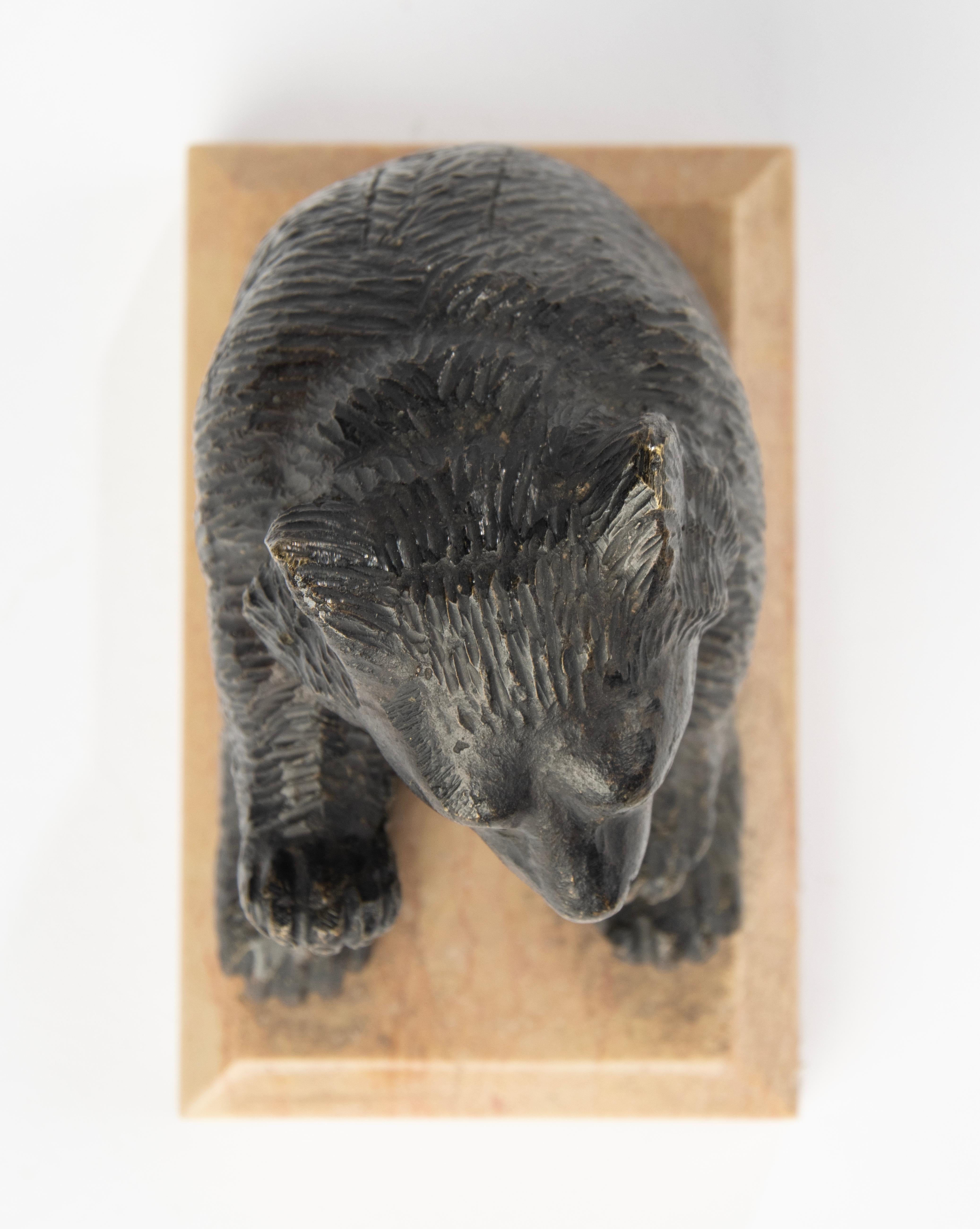 Scultura di fine Ottocento di un orso seduto - Bronzo di Black Forest in vendita 7