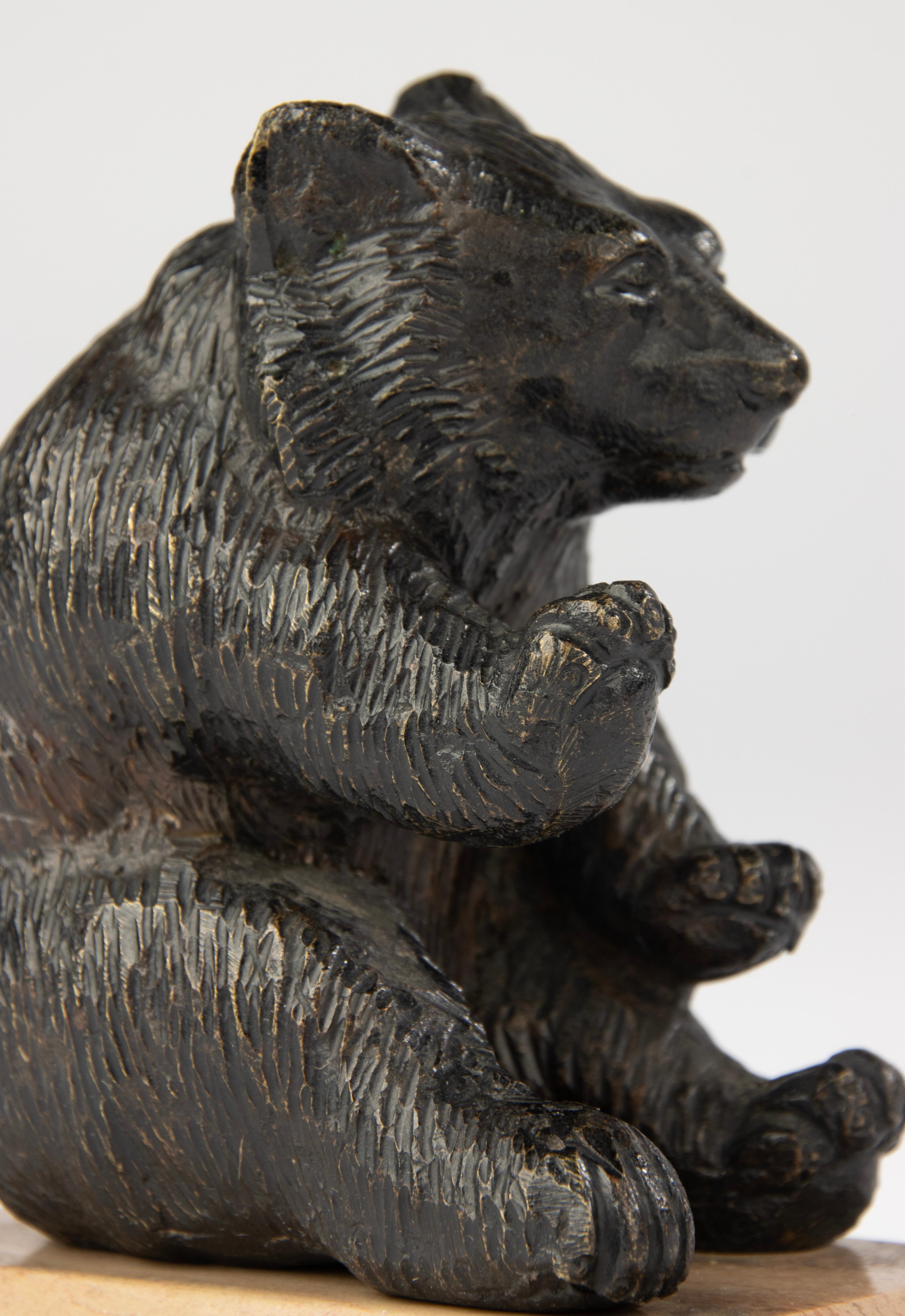 Fine XIX secolo Scultura di fine Ottocento di un orso seduto - Bronzo di Black Forest in vendita
