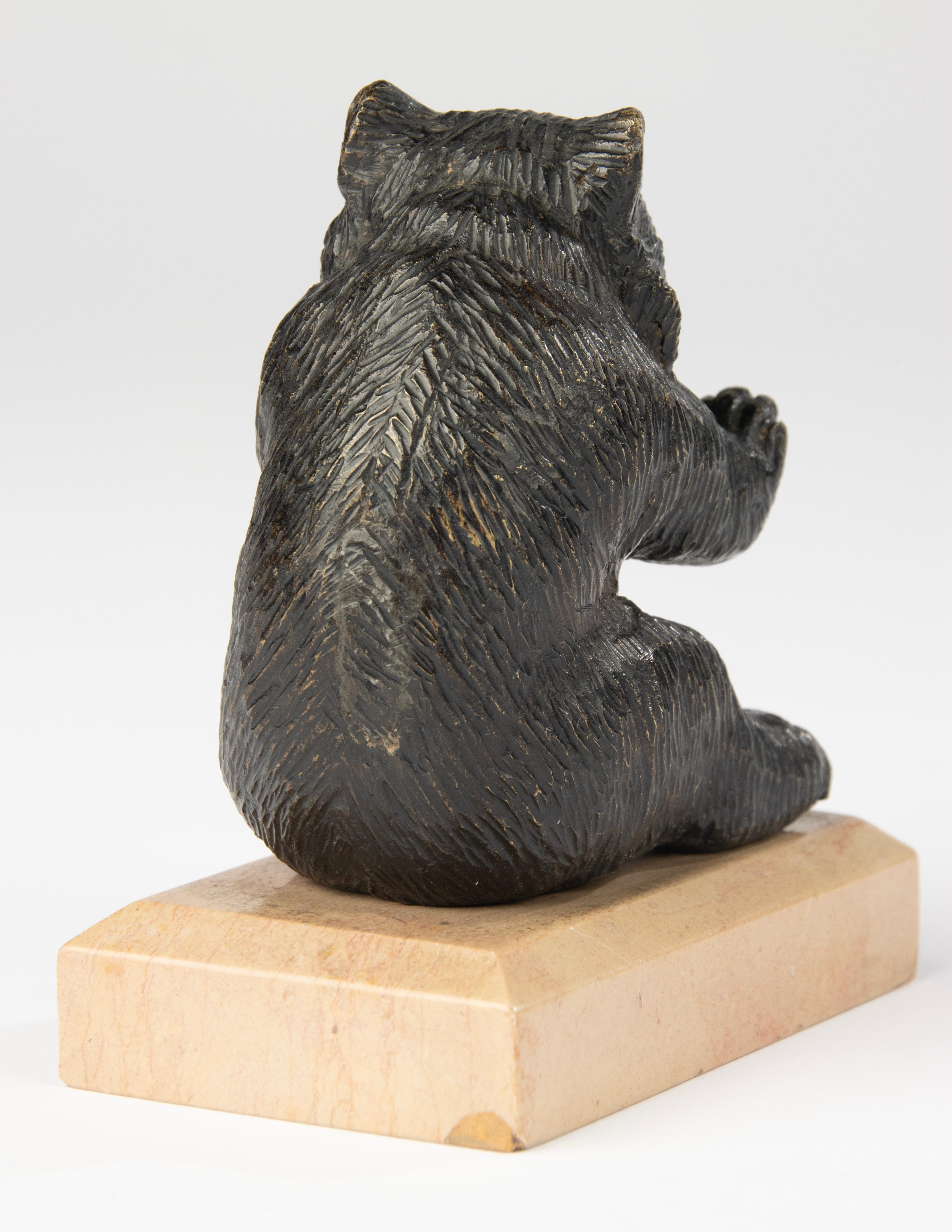 Scultura di fine Ottocento di un orso seduto - Bronzo di Black Forest in vendita 1
