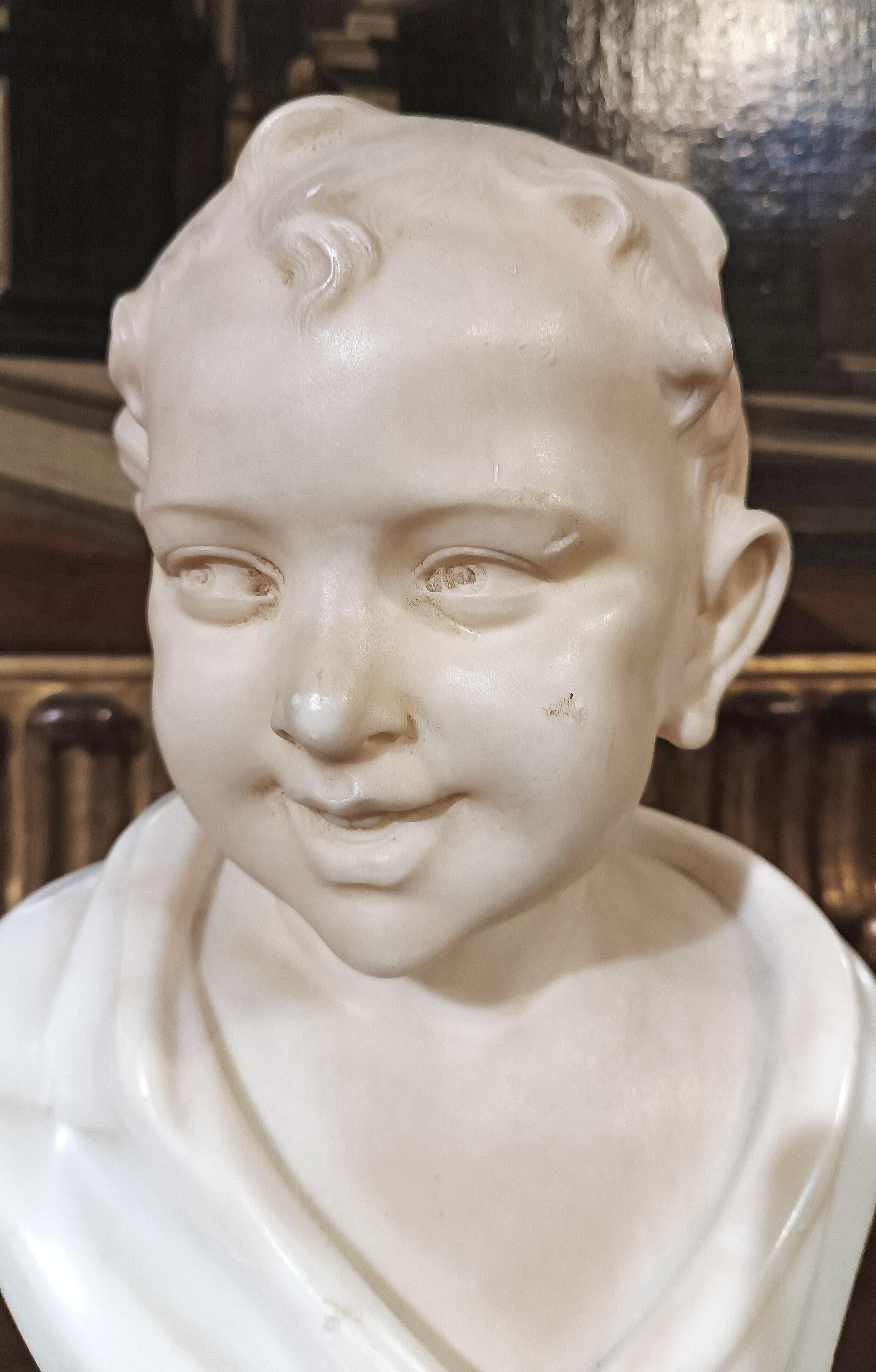 LATE 19th CENTURY SCULPTURE OF A SMILING CHILD In Good Condition For Sale In Firenze, FI