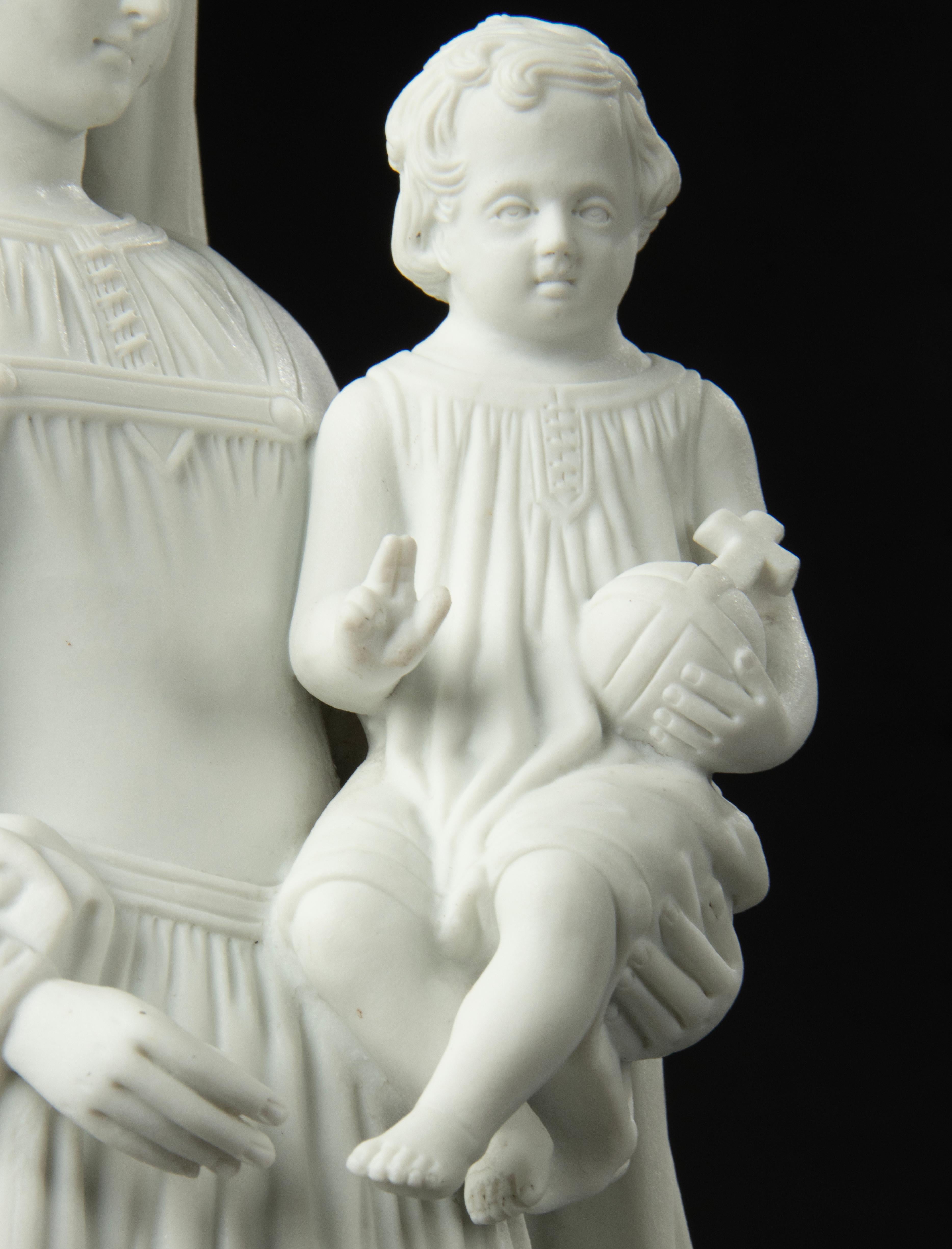 Late 19th Century Sculpture of Maria with Baby Jesus Biscuit Porcelain For Sale 2