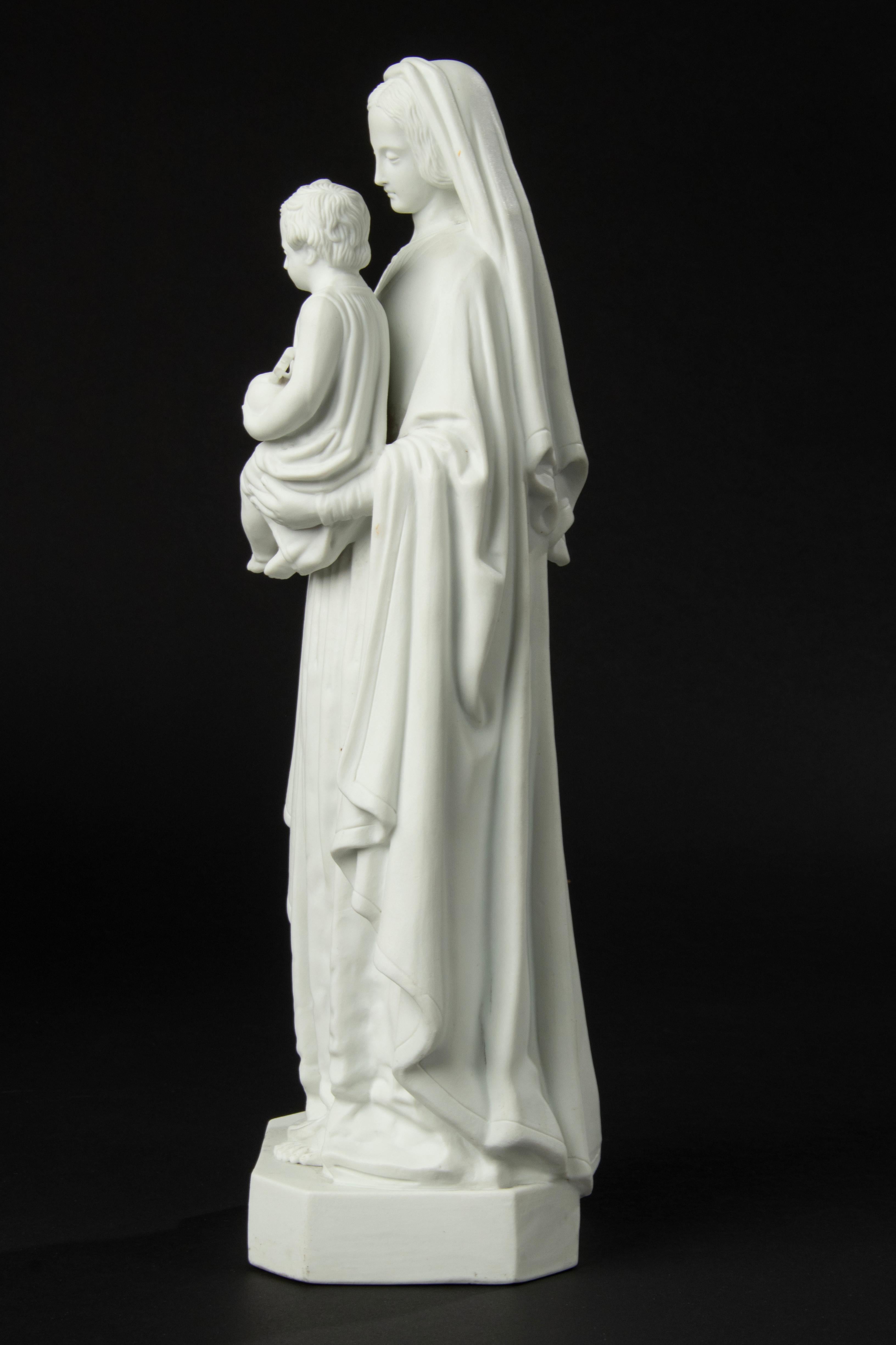 Fin du 19ème siècle Sculpture de Maria avec l'Enfant Jésus Biscuit Porcelaine en vente 5