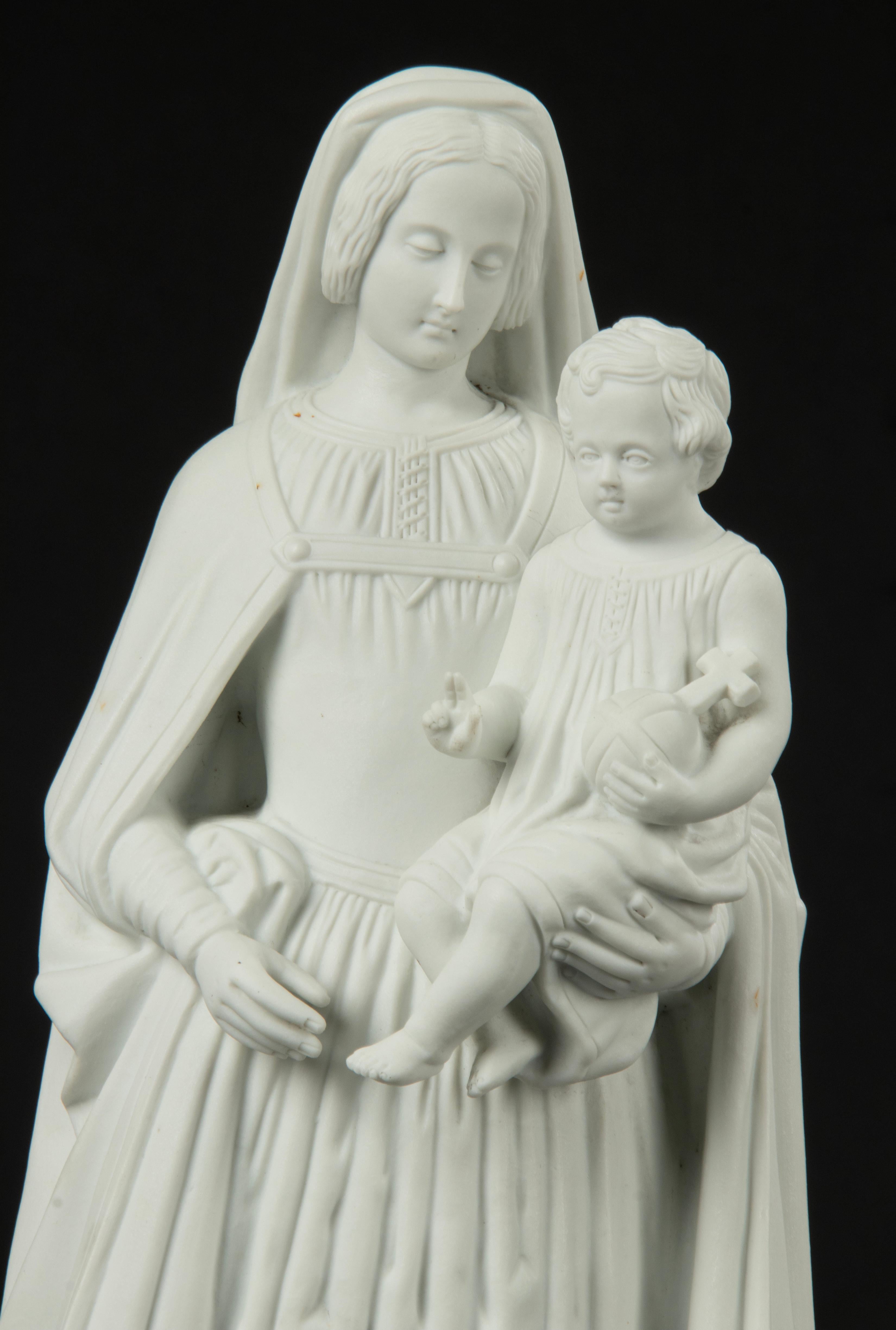 Belle Époque Fin du 19ème siècle Sculpture de Maria avec l'Enfant Jésus Biscuit Porcelaine en vente