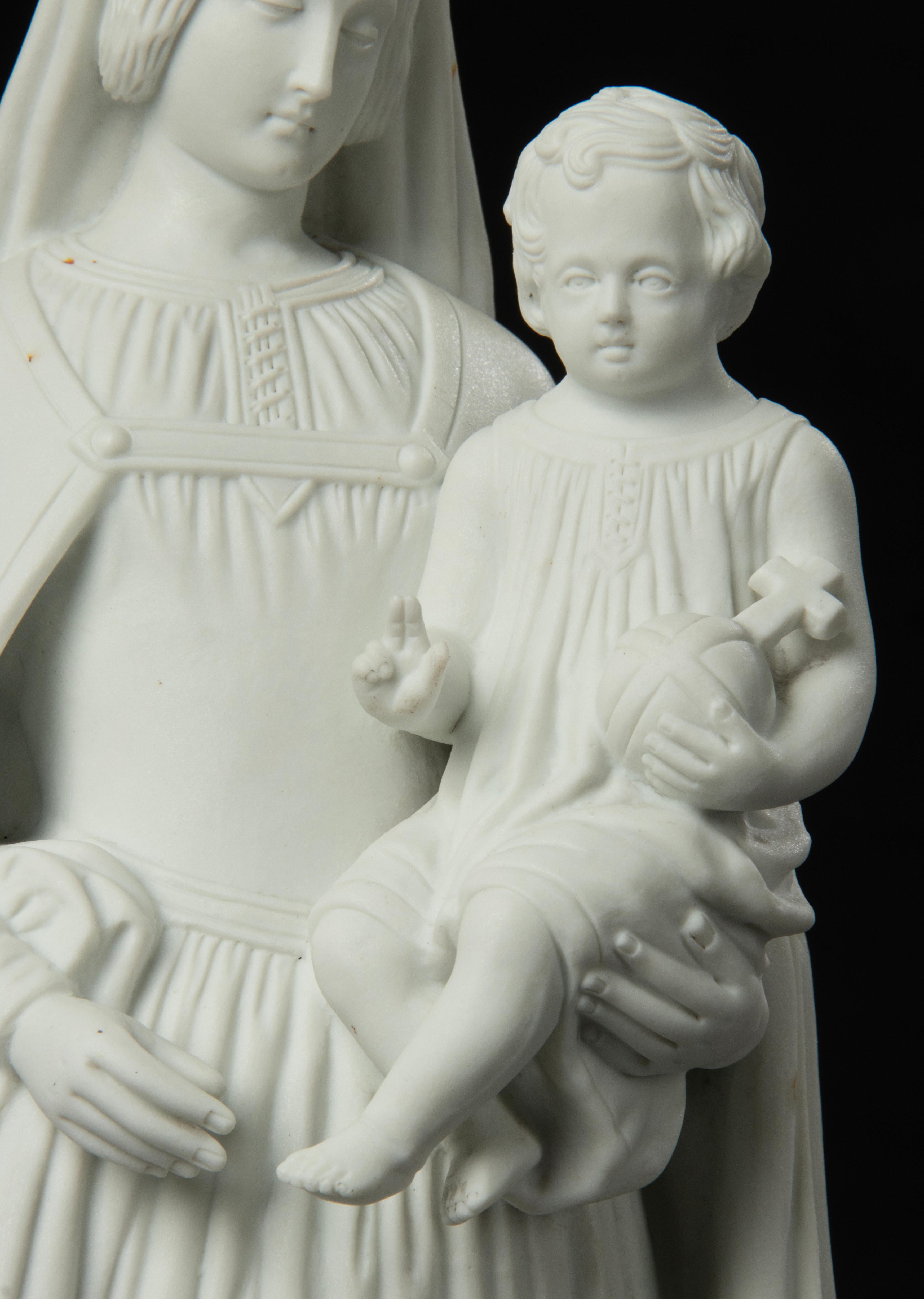 Fait main Fin du 19ème siècle Sculpture de Maria avec l'Enfant Jésus Biscuit Porcelaine en vente