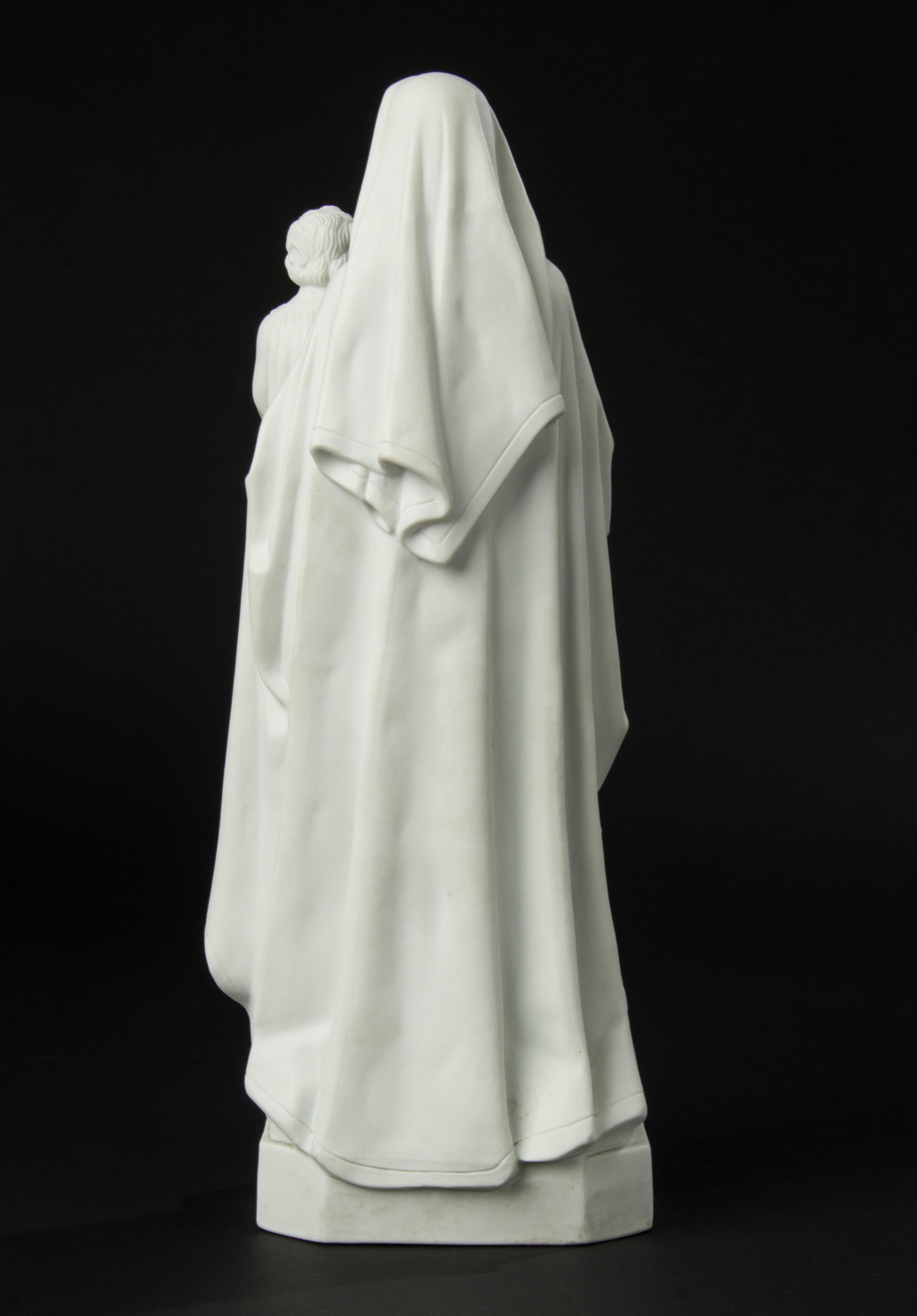 Fin du 19ème siècle Sculpture de Maria avec l'Enfant Jésus Biscuit Porcelaine en vente 2