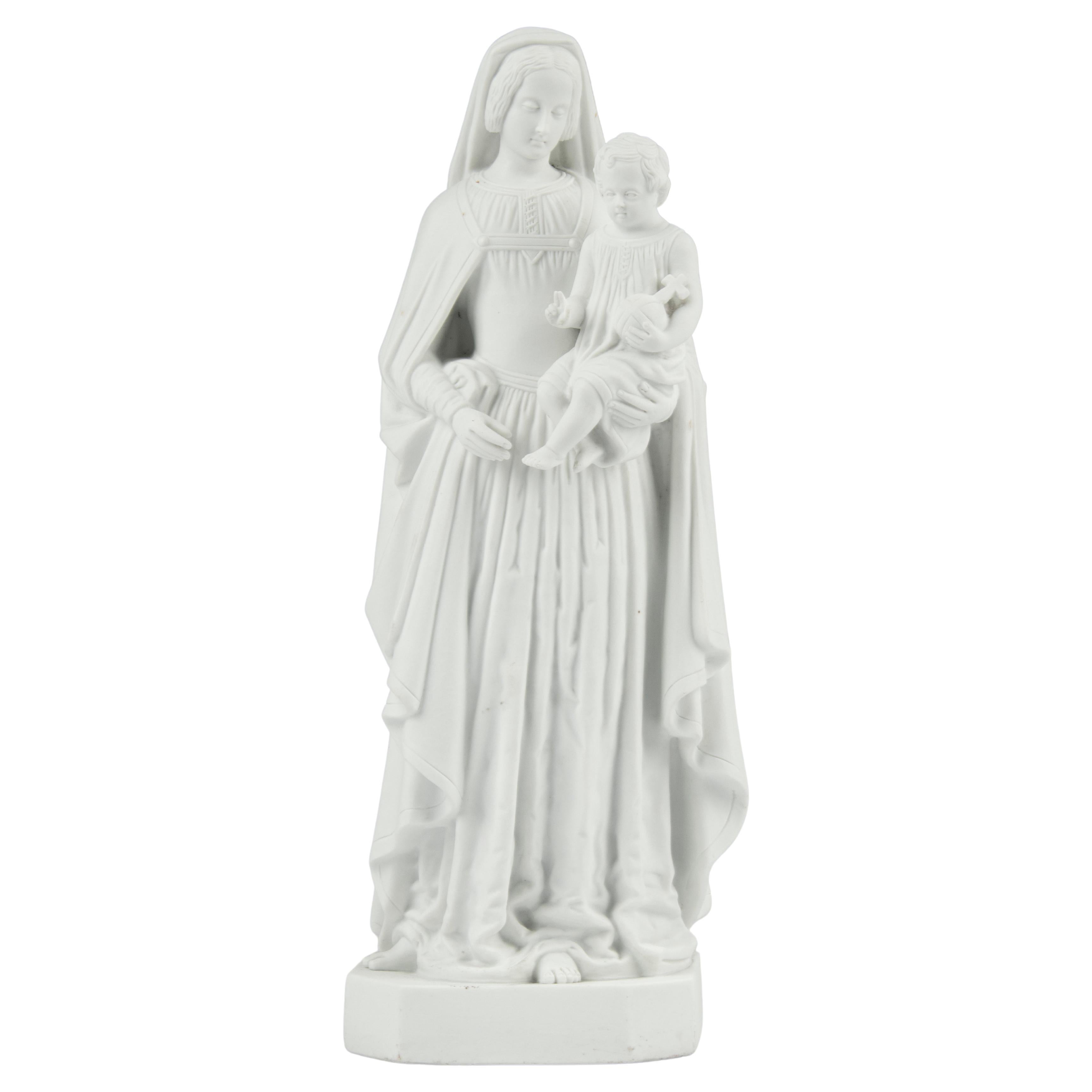 Fin du 19ème siècle Sculpture de Maria avec l'Enfant Jésus Biscuit Porcelaine en vente