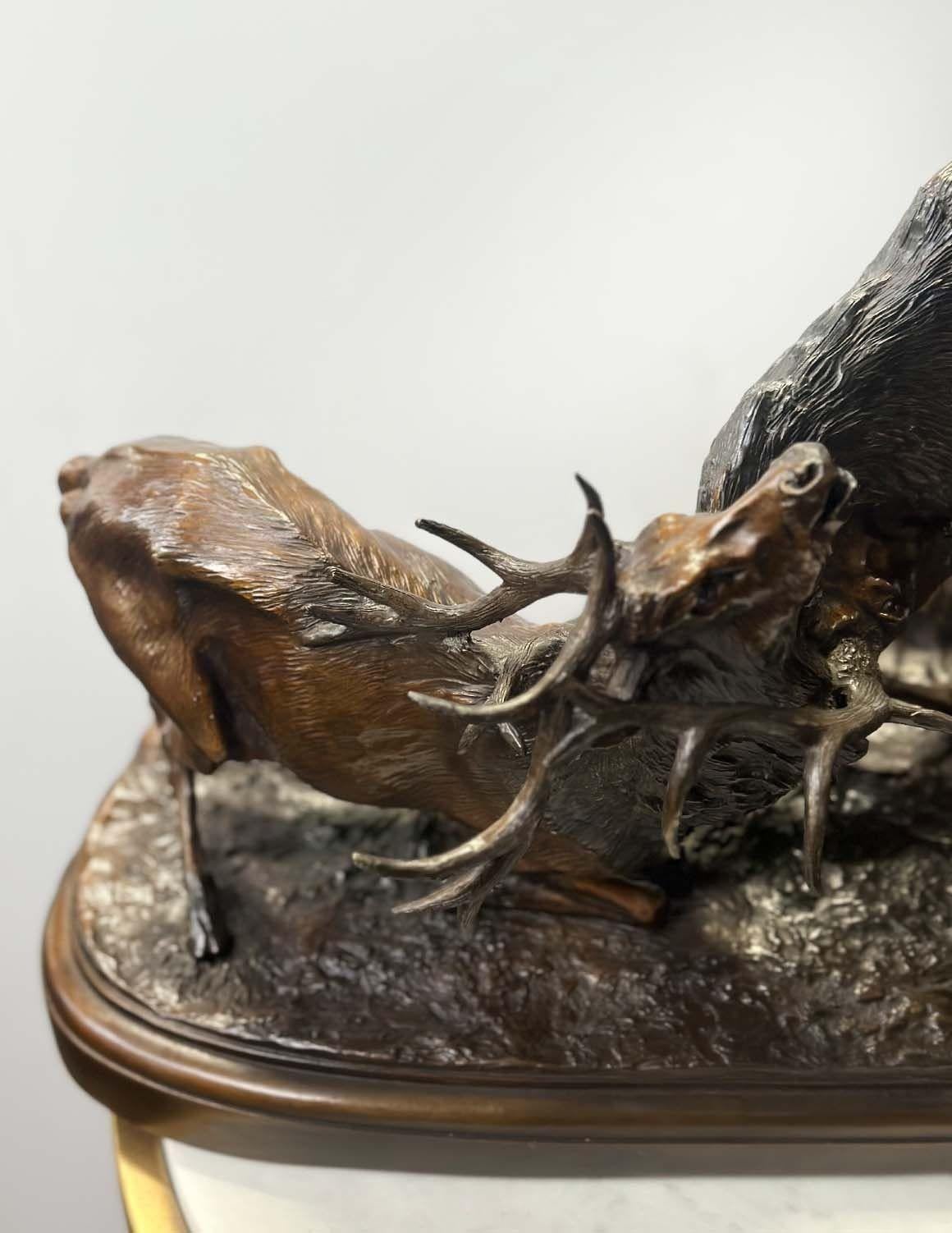 Die Bronzeskulptur von Pierre-Jules Mêne (Franzose, 1810-1879) aus dem späten 19. Jahrhundert fängt einen fesselnden Moment in der Natur ein, indem sie zwei majestätische Elche in einem heftigen und dynamischen Kampf darstellt.
Die Bronze ist mit