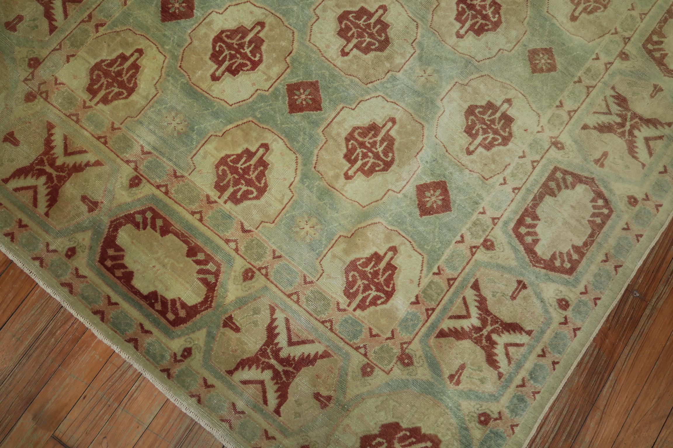 Ein hervorragender kleiner antiker türkischer Teppich. Vorwiegend Meerschaumgrün und gebranntes Gold verleihen ihm ein verblasstes, sublimiertes Aussehen,

um 1880, Maße: 4'4