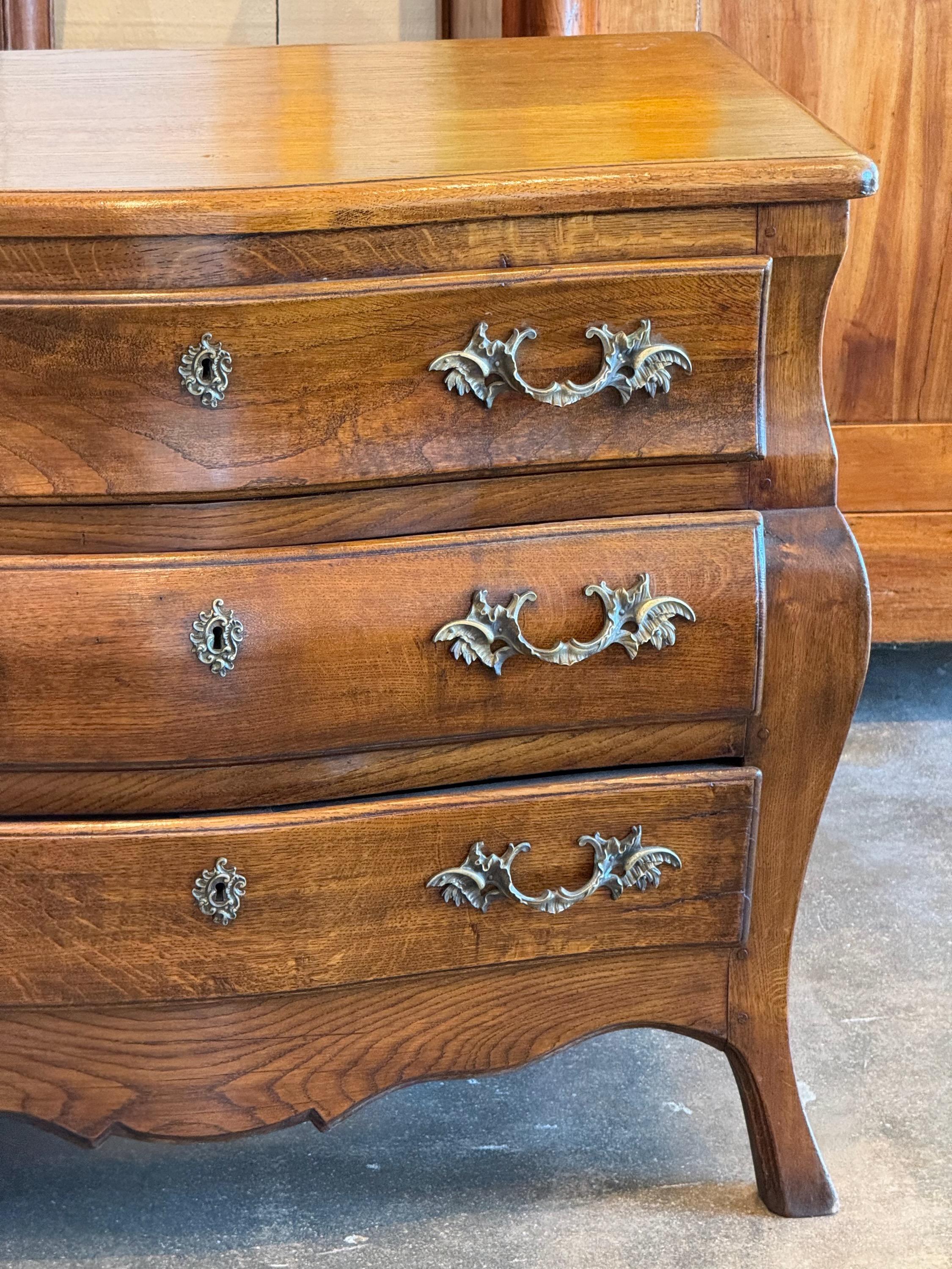 Late 19th Century Serpentine Front Chest In Good Condition For Sale In Charlottesville, VA