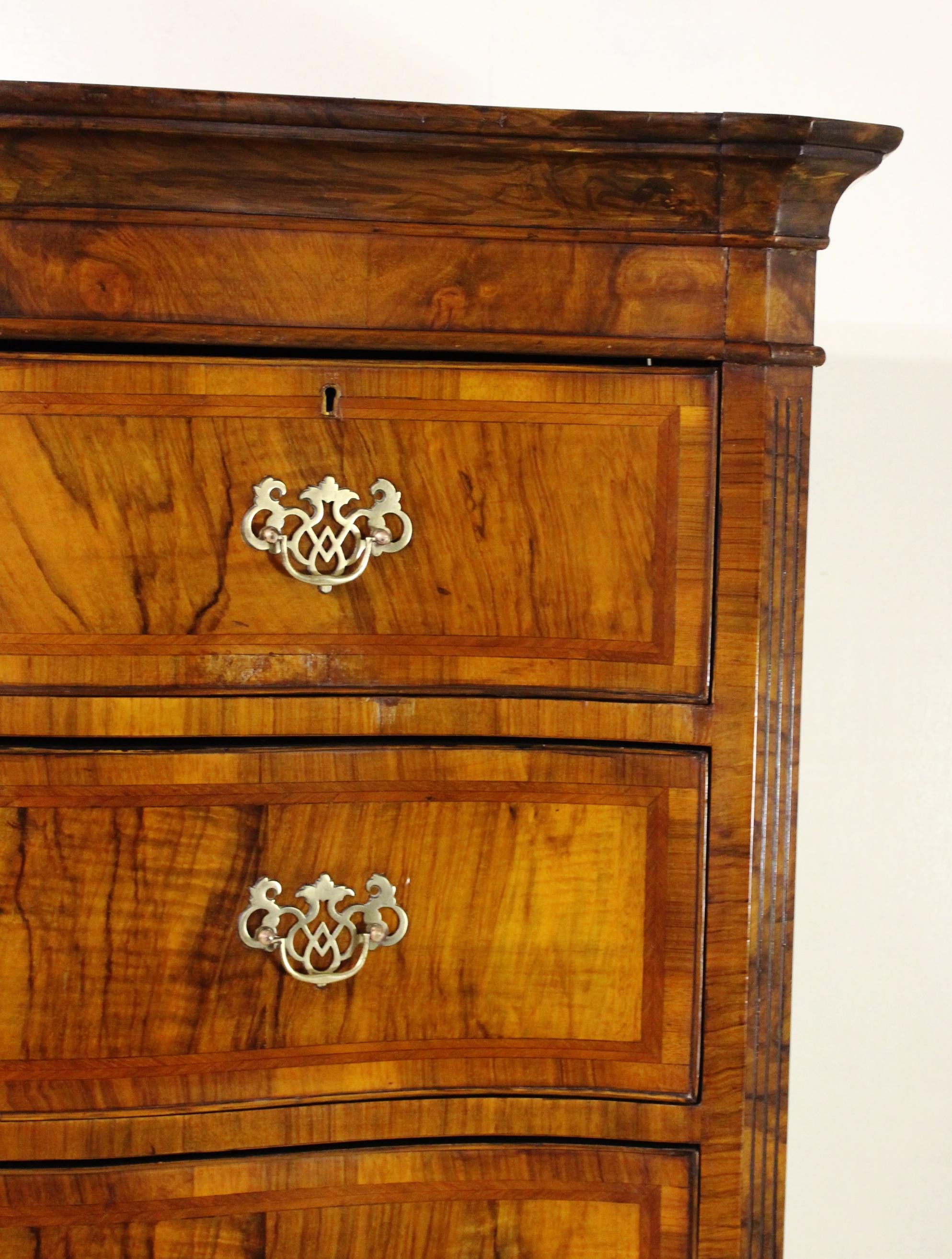 Late 19th Century Serpentine Fronted Burr Walnut Chest on Chest In Good Condition In Poling, West Sussex