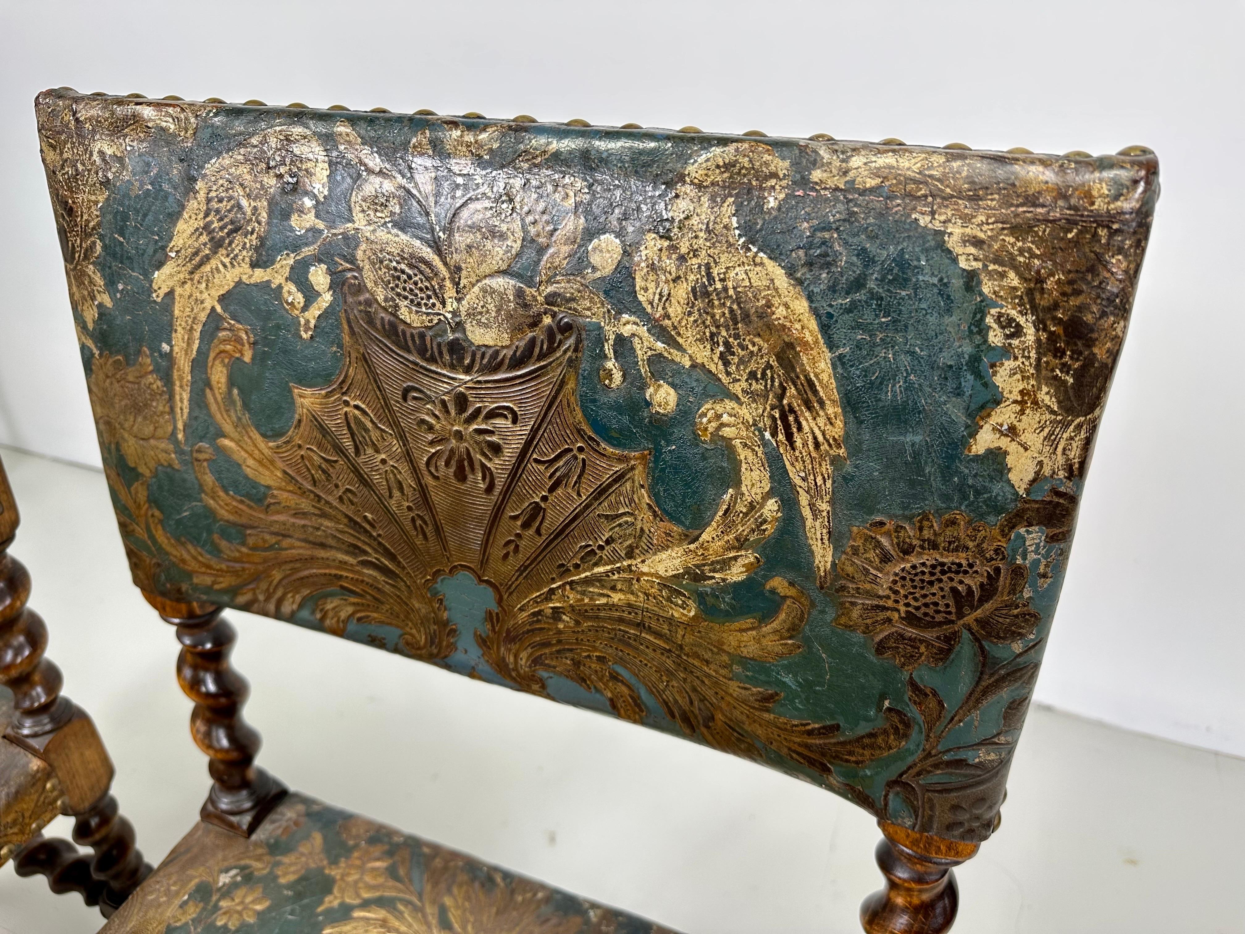 Spätes 19. Jahrhundert Satz von sechs barocken Esszimmerstühlen mit vergoldetem Leder im Angebot 3