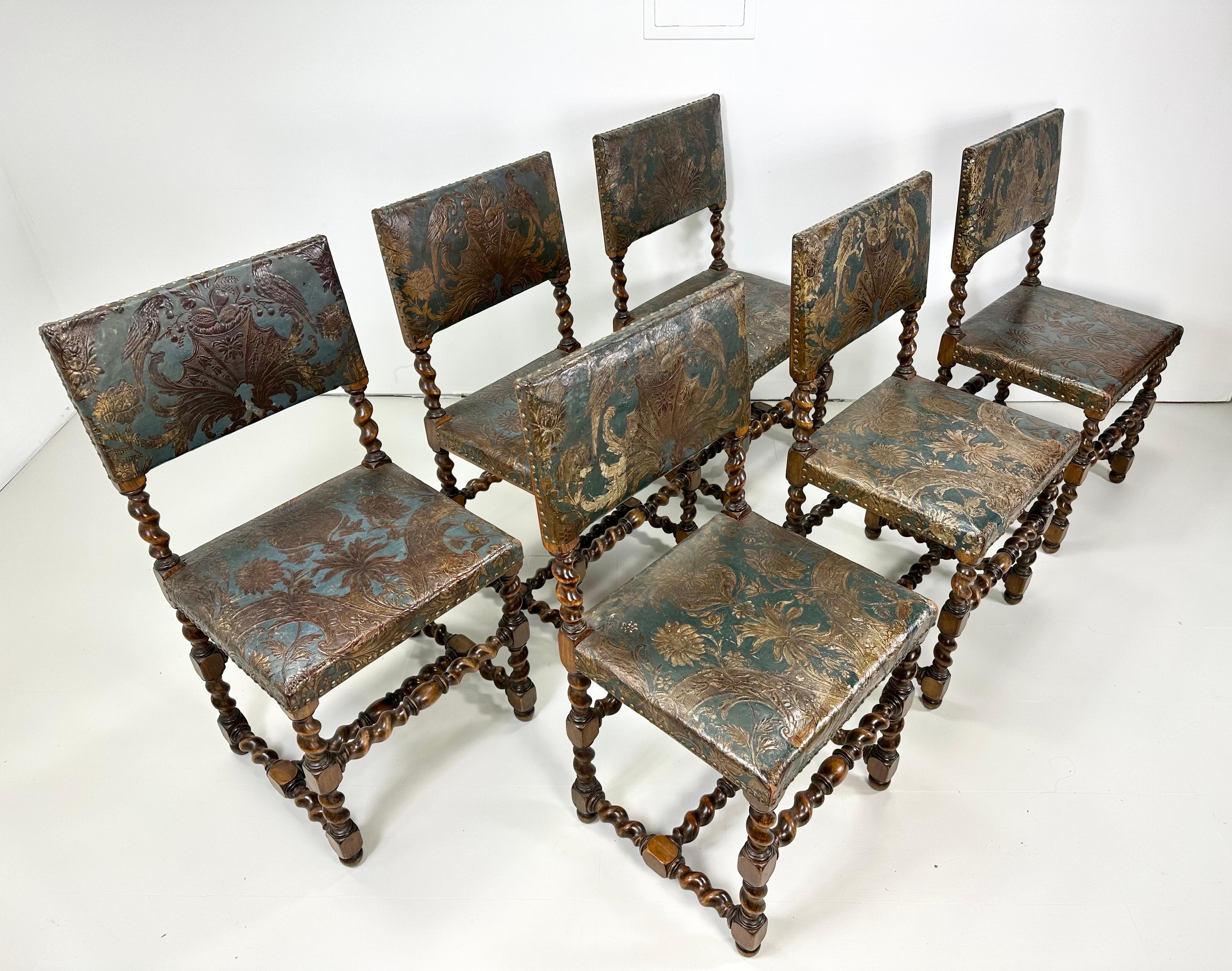 Spätes 19. Jahrhundert Satz von sechs barocken Esszimmerstühlen mit vergoldetem Leder (Barock) im Angebot