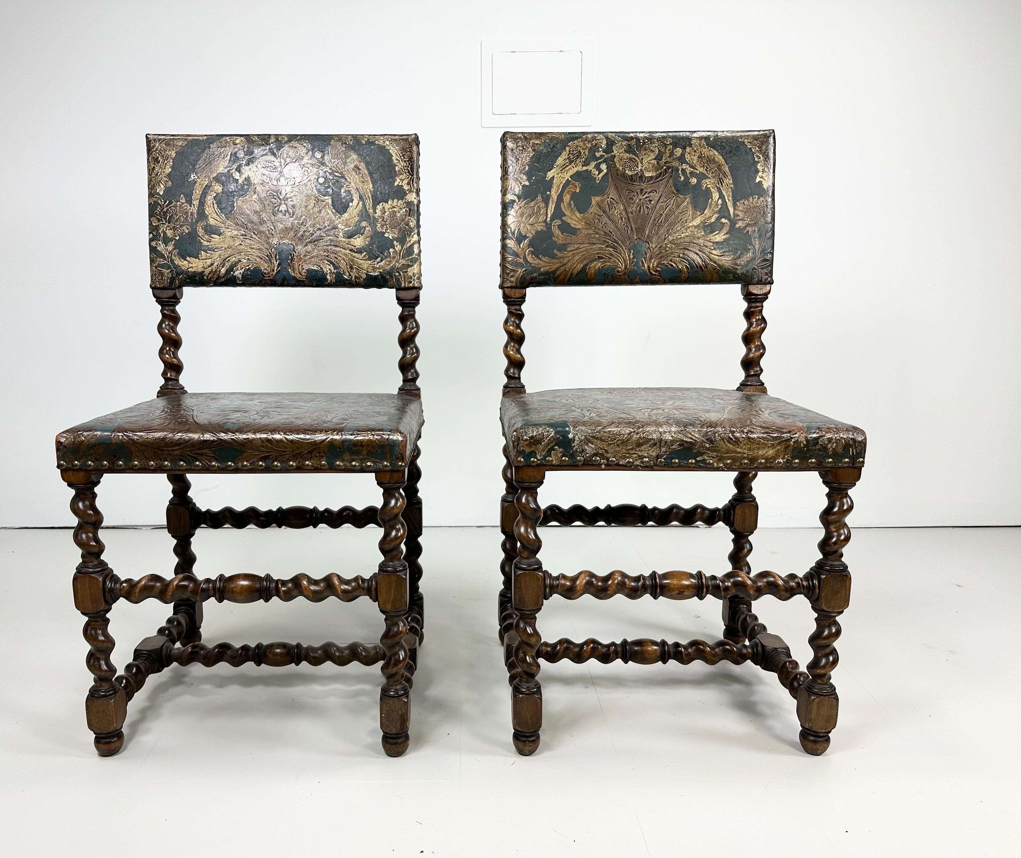 Spätes 19. Jahrhundert Satz von sechs barocken Esszimmerstühlen mit vergoldetem Leder im Zustand „Gut“ im Angebot in Turners Falls, MA