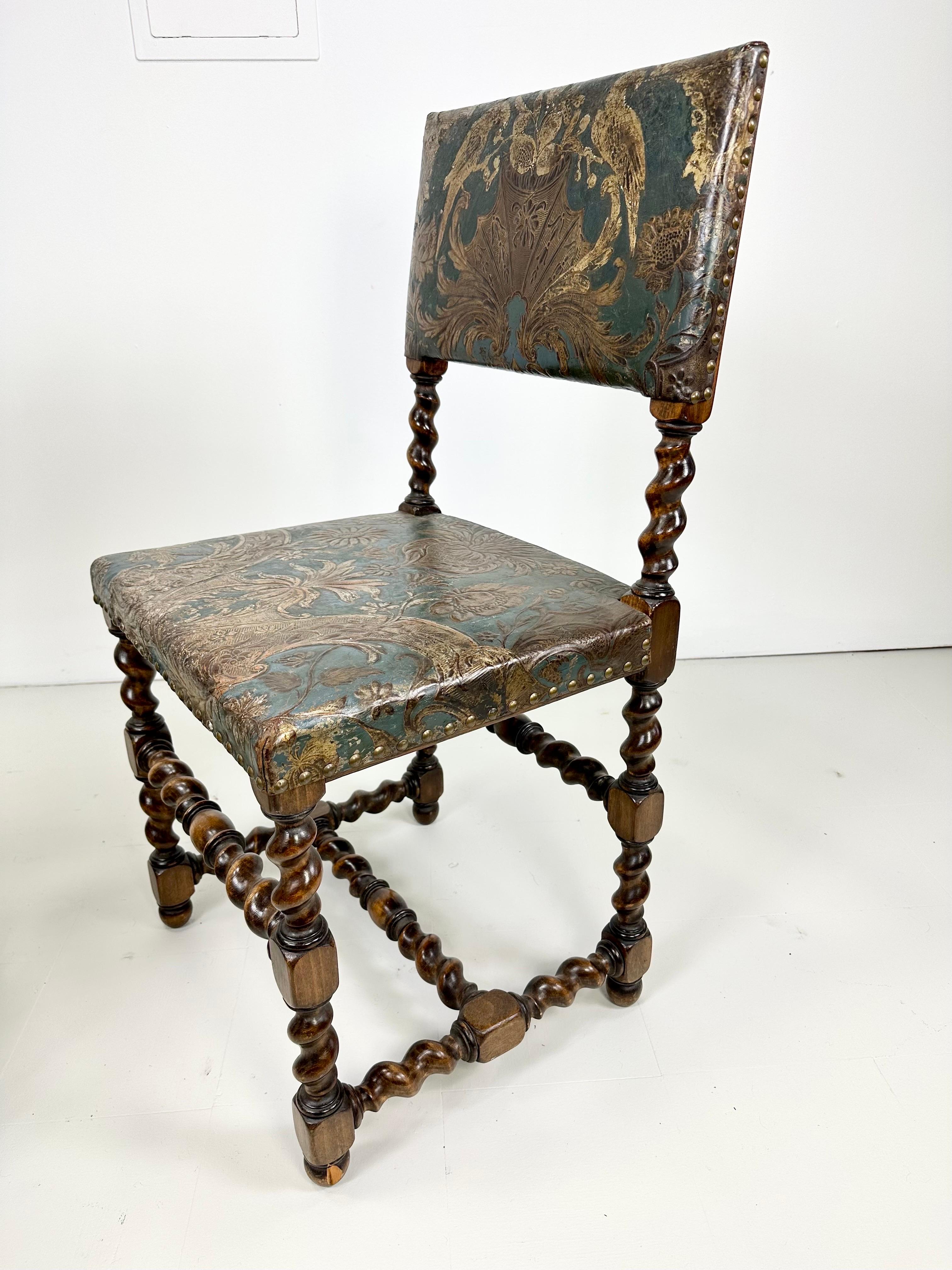 Spätes 19. Jahrhundert Satz von sechs barocken Esszimmerstühlen mit vergoldetem Leder (Buchenholz) im Angebot