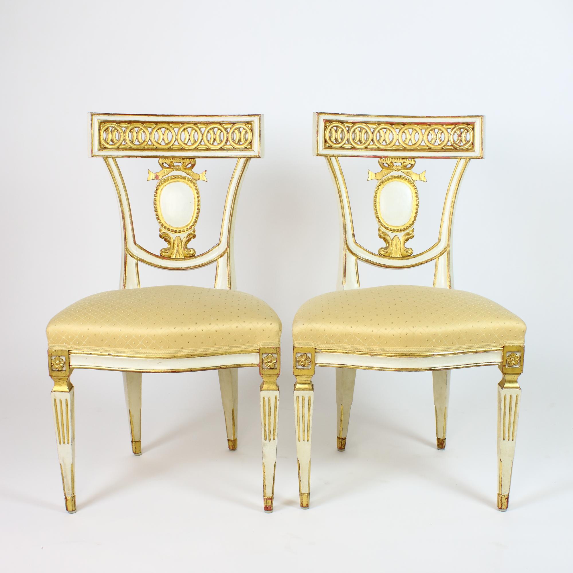 Doré Ensemble de six chaises de salle à manger italiennes néoclassiques Klismos Empire de la fin du XIXe siècle en vente