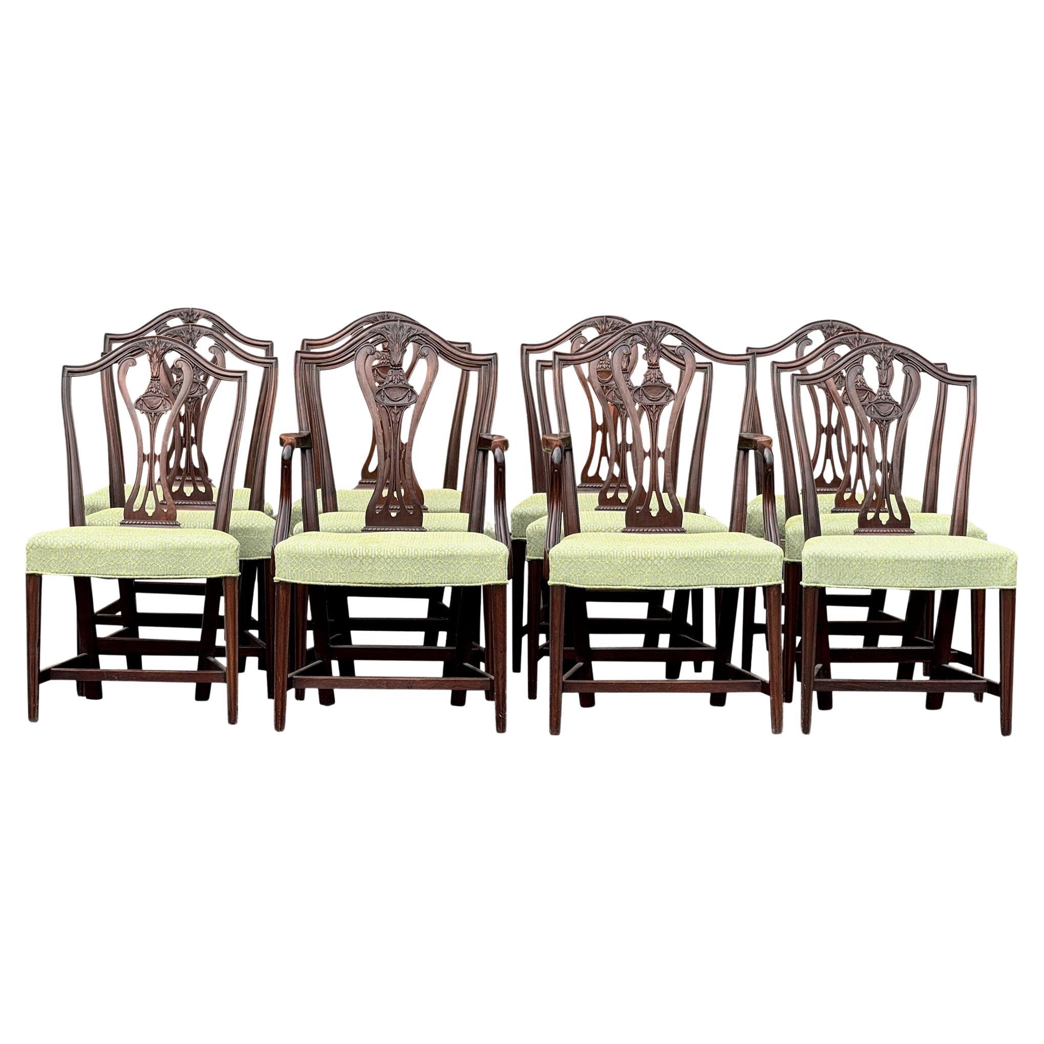 Fin du 19e siècle - Ensemble de douze chaises de salle à manger en acajou