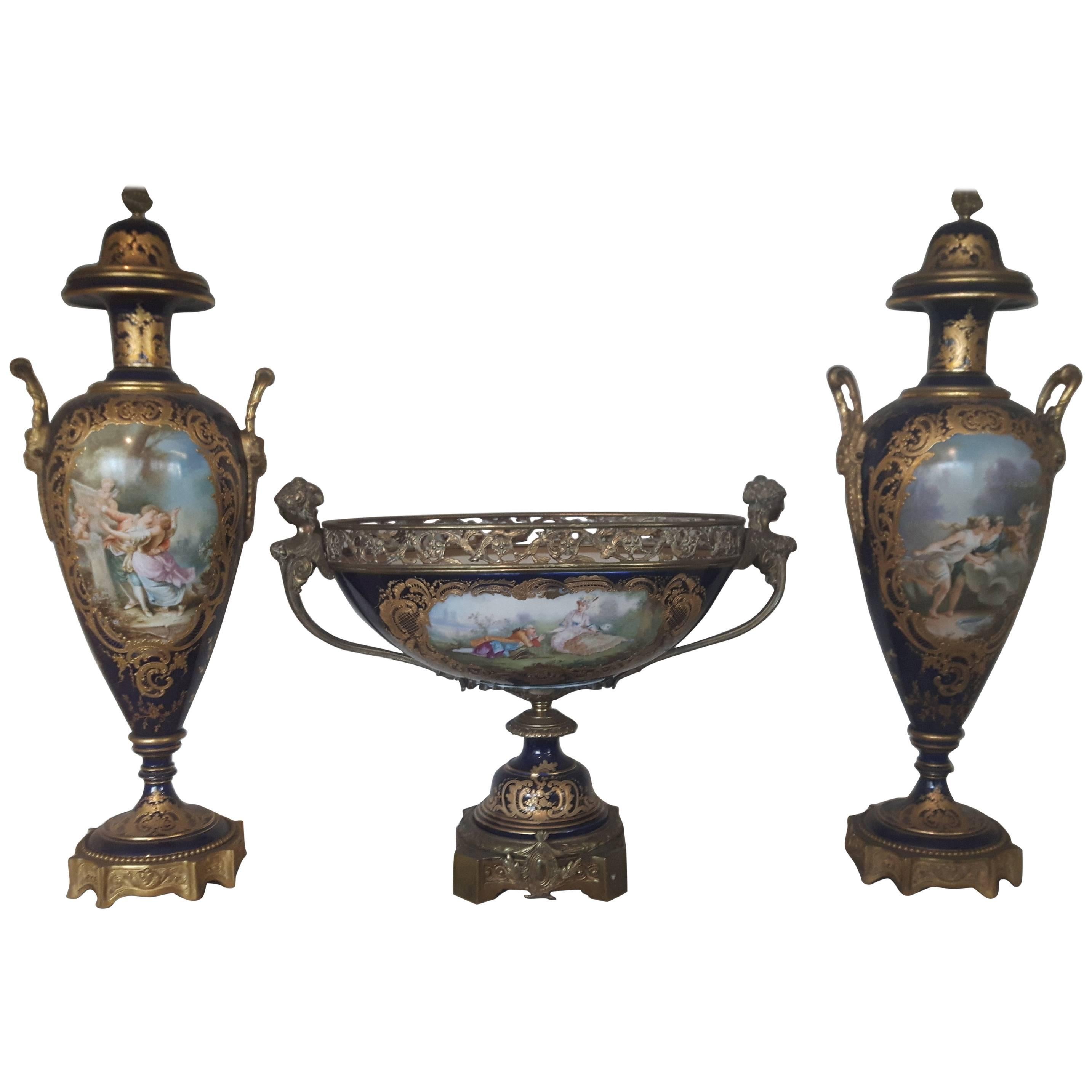 Ganiture assemblée de style Sèvre de la fin du XIXe siècle en porcelaine et bronze doré