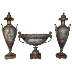 Ganiture assemblée de style Sèvre de la fin du XIXe siècle en porcelaine et bronze doré