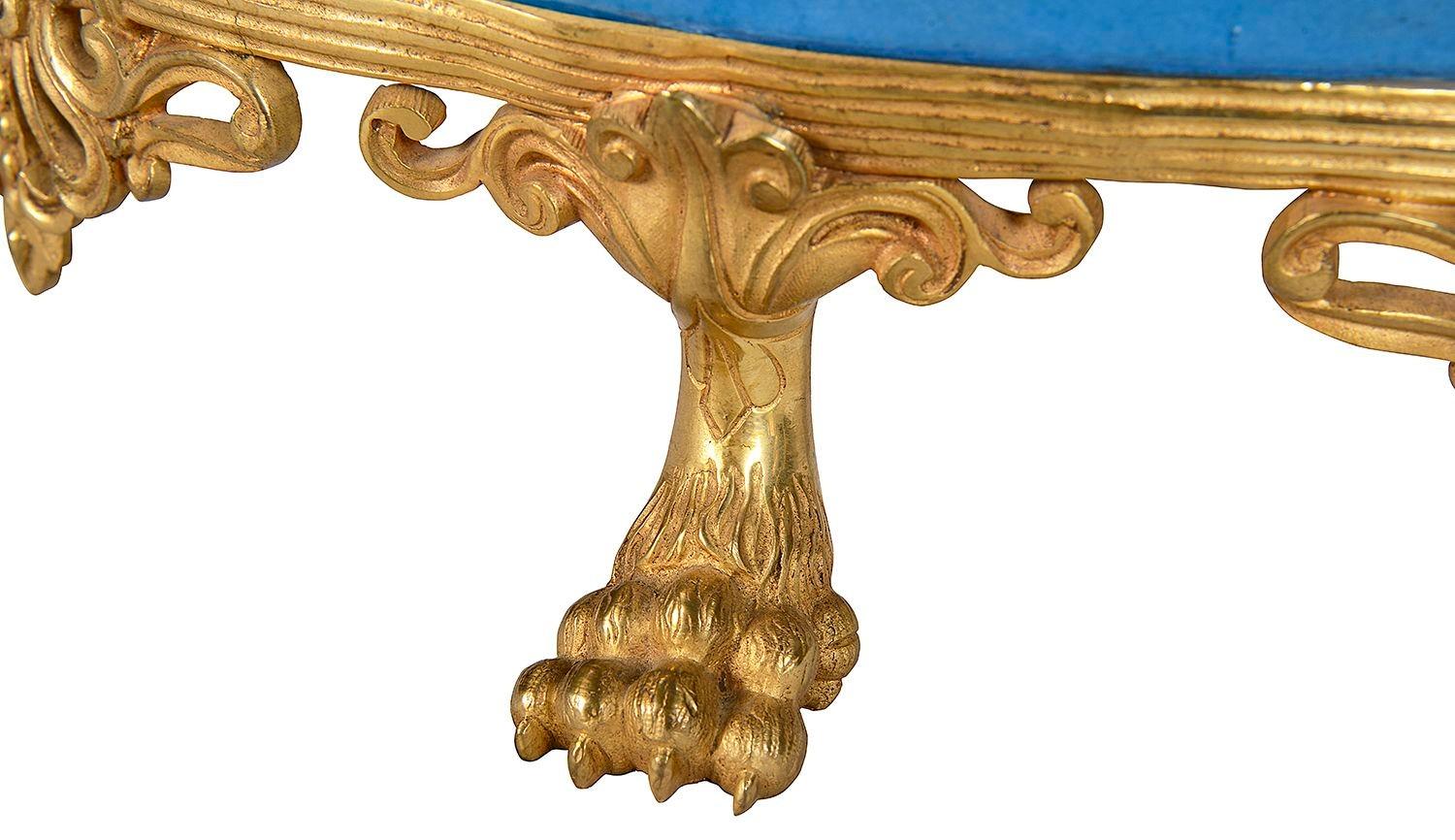 Eine gute Qualität des späten 19. Jahrhunderts Französisch Sèvres-Stil Porzellan comport, mit einem türkisfarbenen Boden mit einem Einsatz handgemalten Panel zeigt eine romanische Szene der umwerbenden Paare, mit vergoldeten Bordüren und Ormolu