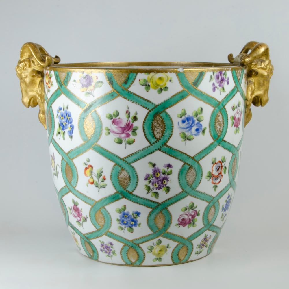 Eine paketvergoldete Porzellan-Jardiniere im Stil von Sèvres, Ende des 19.
Sie befindet sich in Sèvres, Hauts-de-Seine, Frankreich. Sie ist die Fortsetzung der 1740 gegründeten Porzellanmanufaktur Vincennes, die 1756 nach Sèvres umzog. Sie befindet