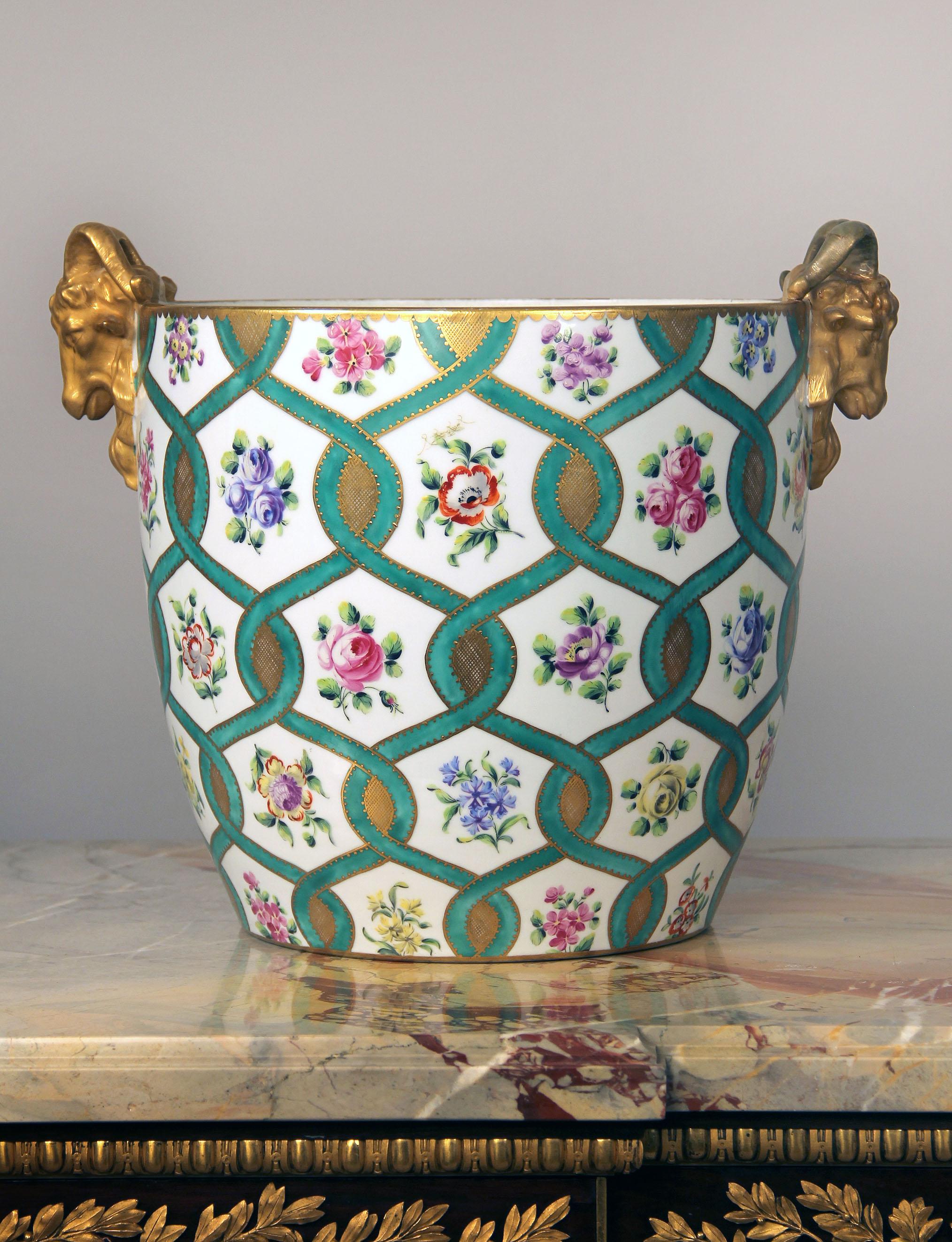 Jardinière in porcellana dorata di Sèvres della fine del XIX secolo

Finemente dipinto con numerosi fiori colorati con finiture verdi e dorate, teste di ariete dorate su entrambi i lati.

Alla fine del 1739-inizio del 1740 la fabbrica di