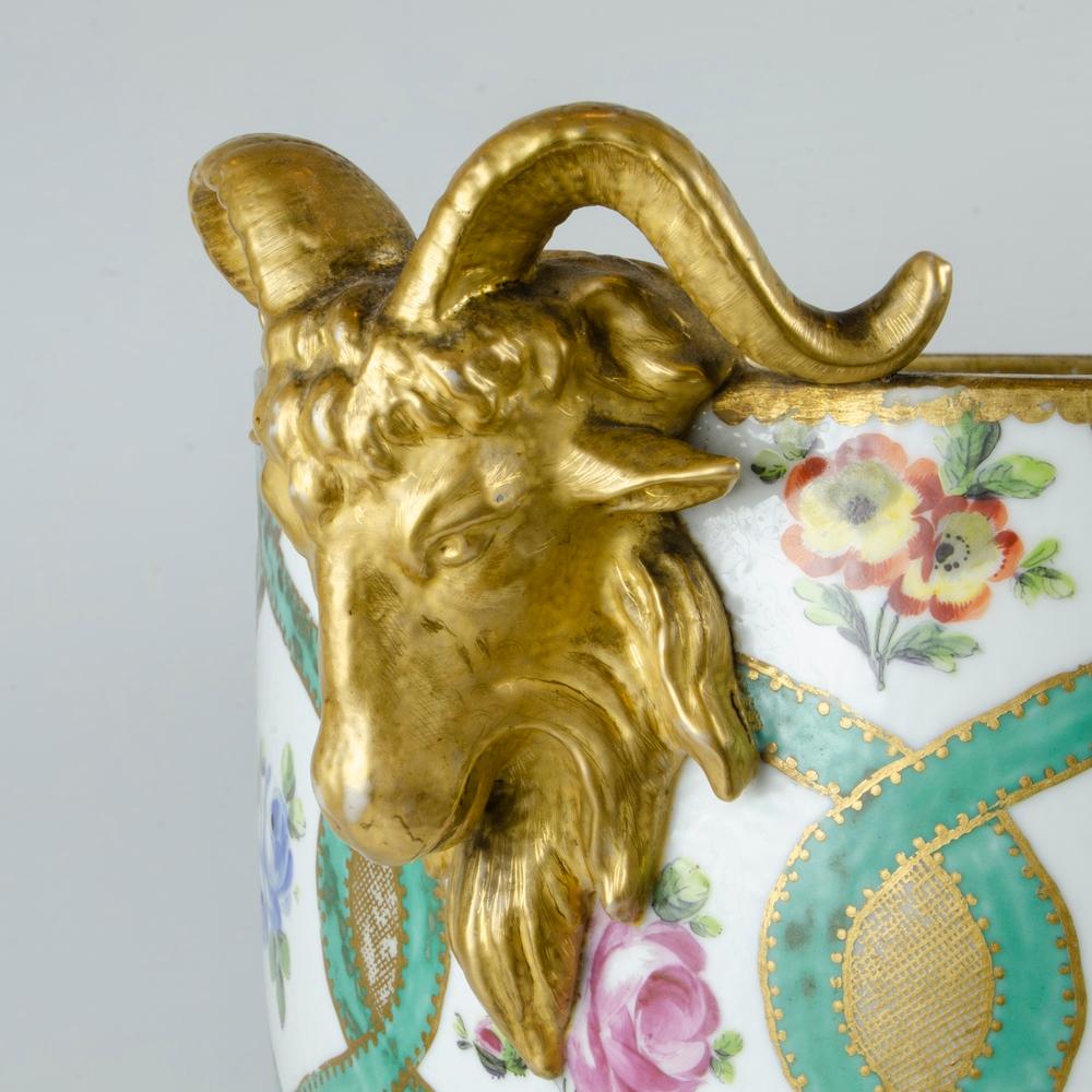 Sèvres Stil Parzelle vergoldet Porzellan Jardinière (Belle Époque) im Angebot