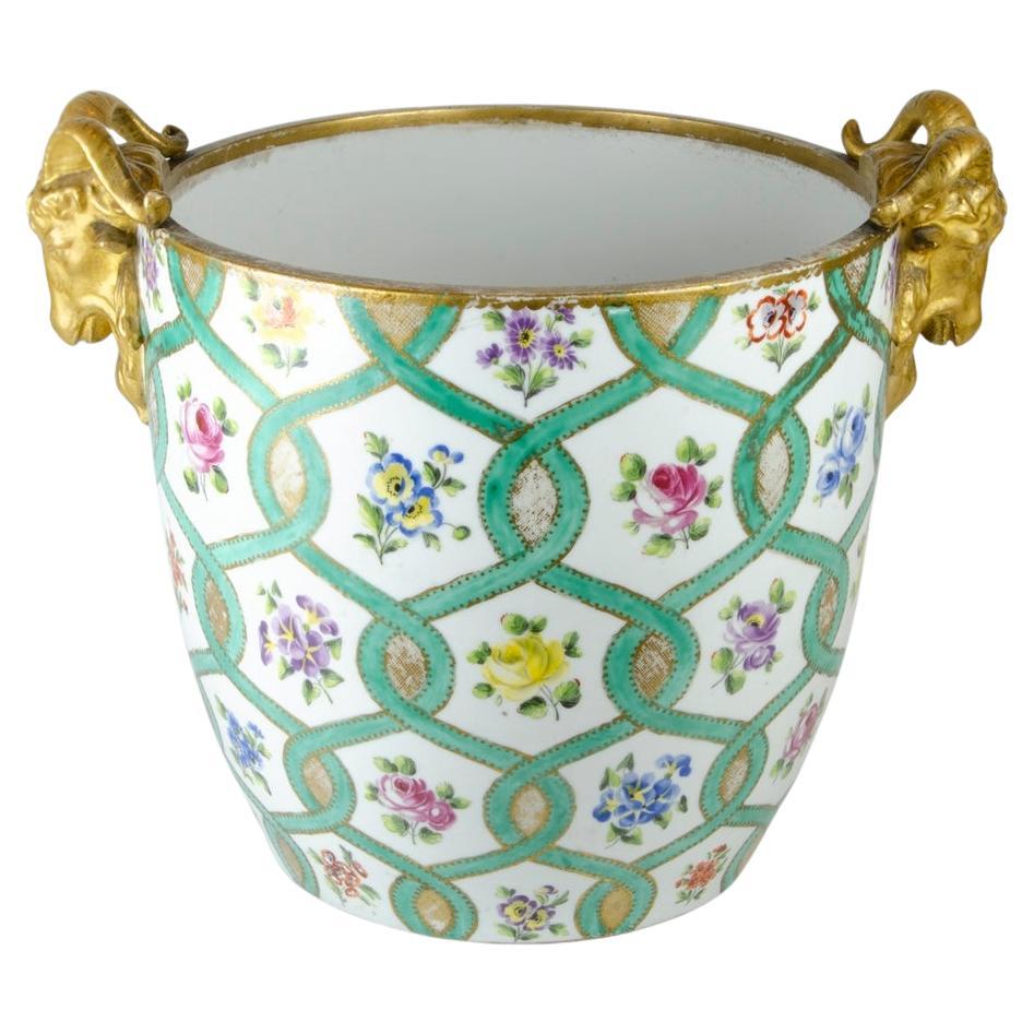 Jardinière en porcelaine dorée de style Sèvres