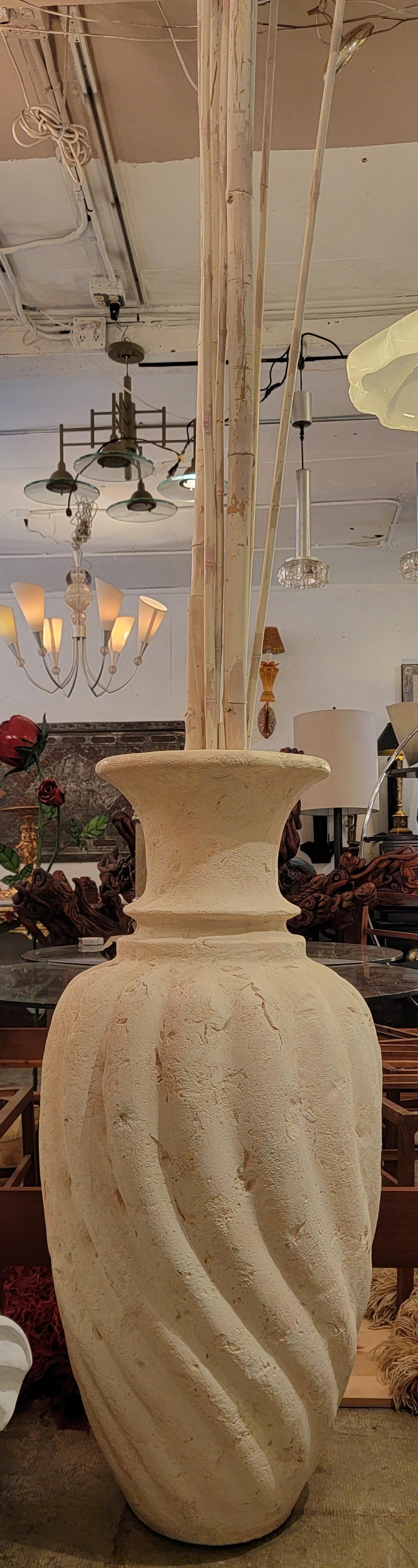 Vase monumental français des années 60 peint à l'argile. Le bambou est amovible pour l'expédition. Design/One.
Le vase mesure 20 cm de diamètre et 47,5 cm de hauteur.
les plus longues tiges de bambou mesurent environ 103 pouces
