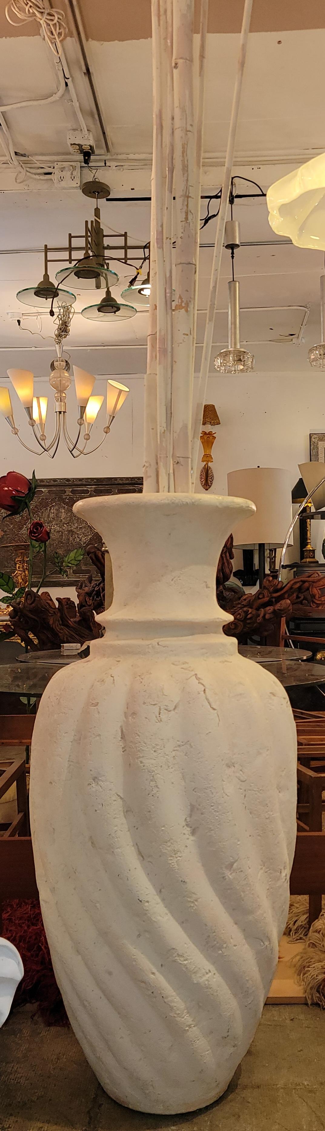 60er Jahre Französisch Monumental Ton bemalt Vase (Adirondack) im Angebot