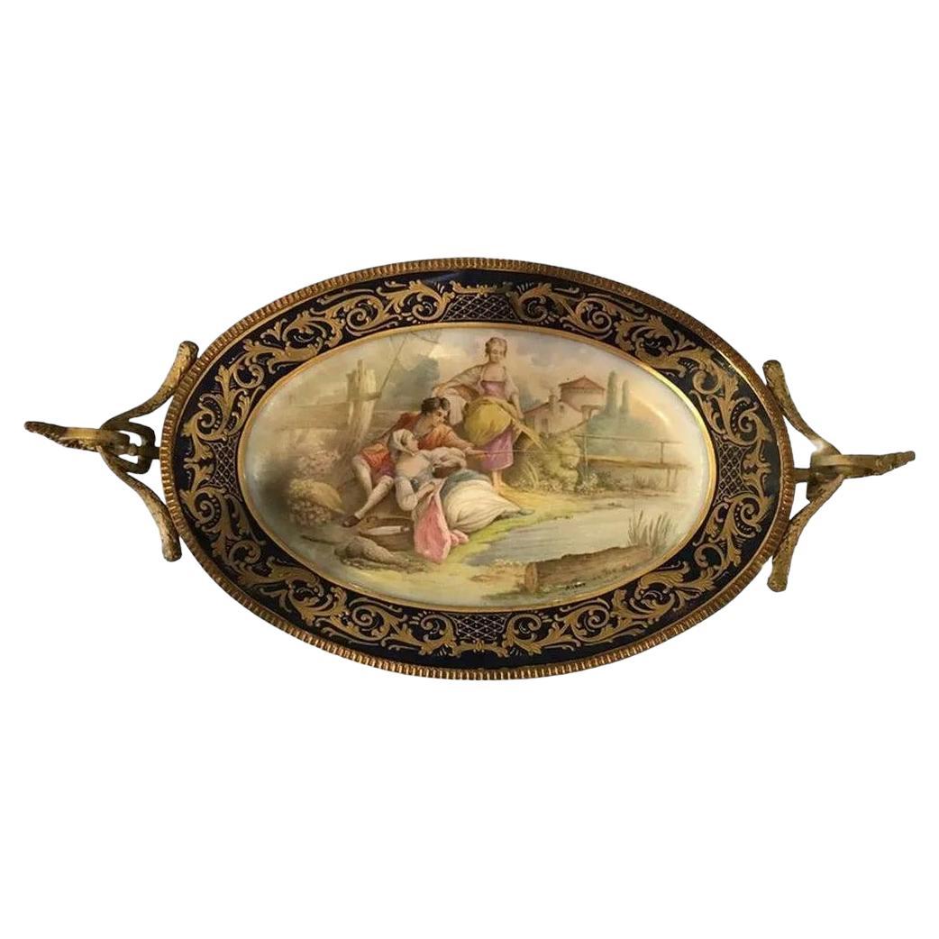 Porzellanteller im Sevres-Stil des späten 19. Jahrhunderts aus vergoldeter Bronze im Angebot