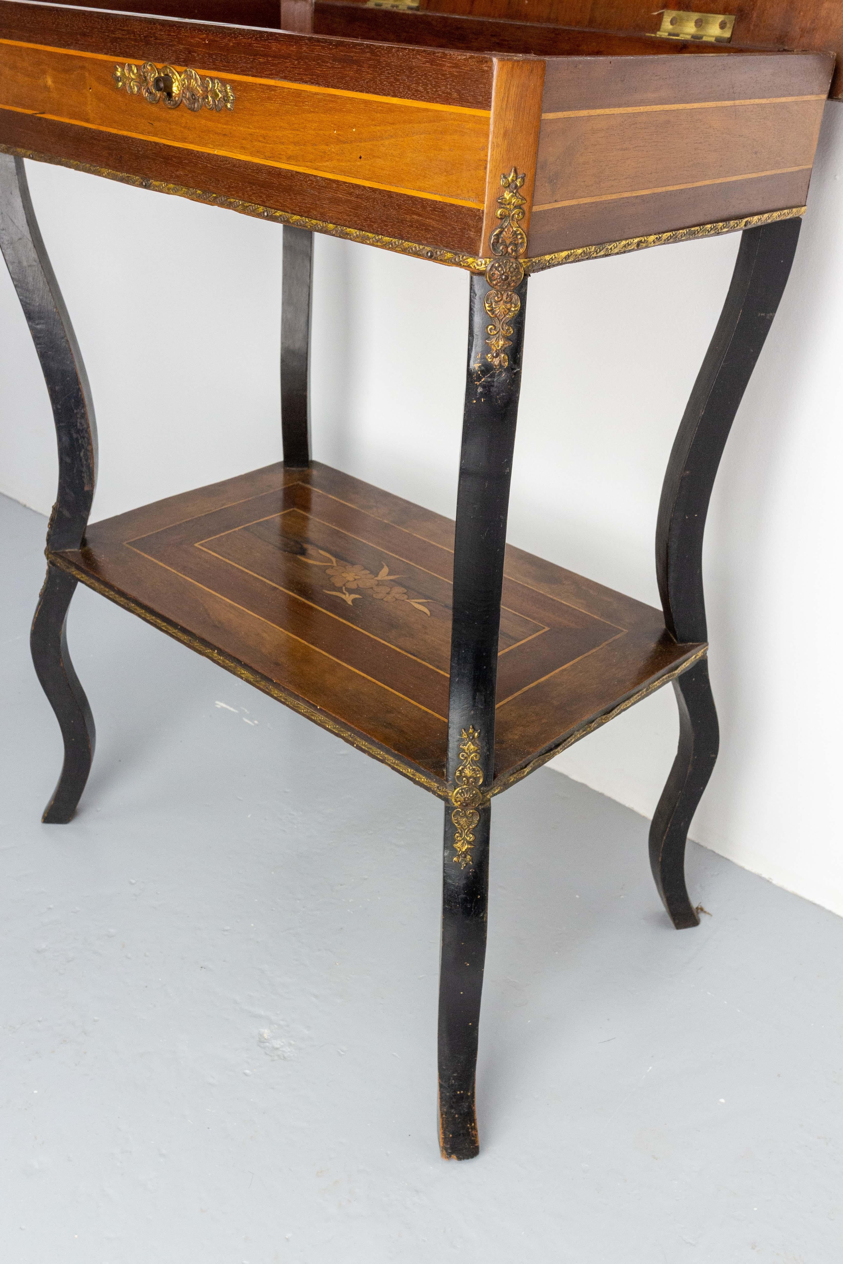 Table à couture de la fin du XIXe siècle Napoléon III en marqueterie de bois et laiton, France en vente 4