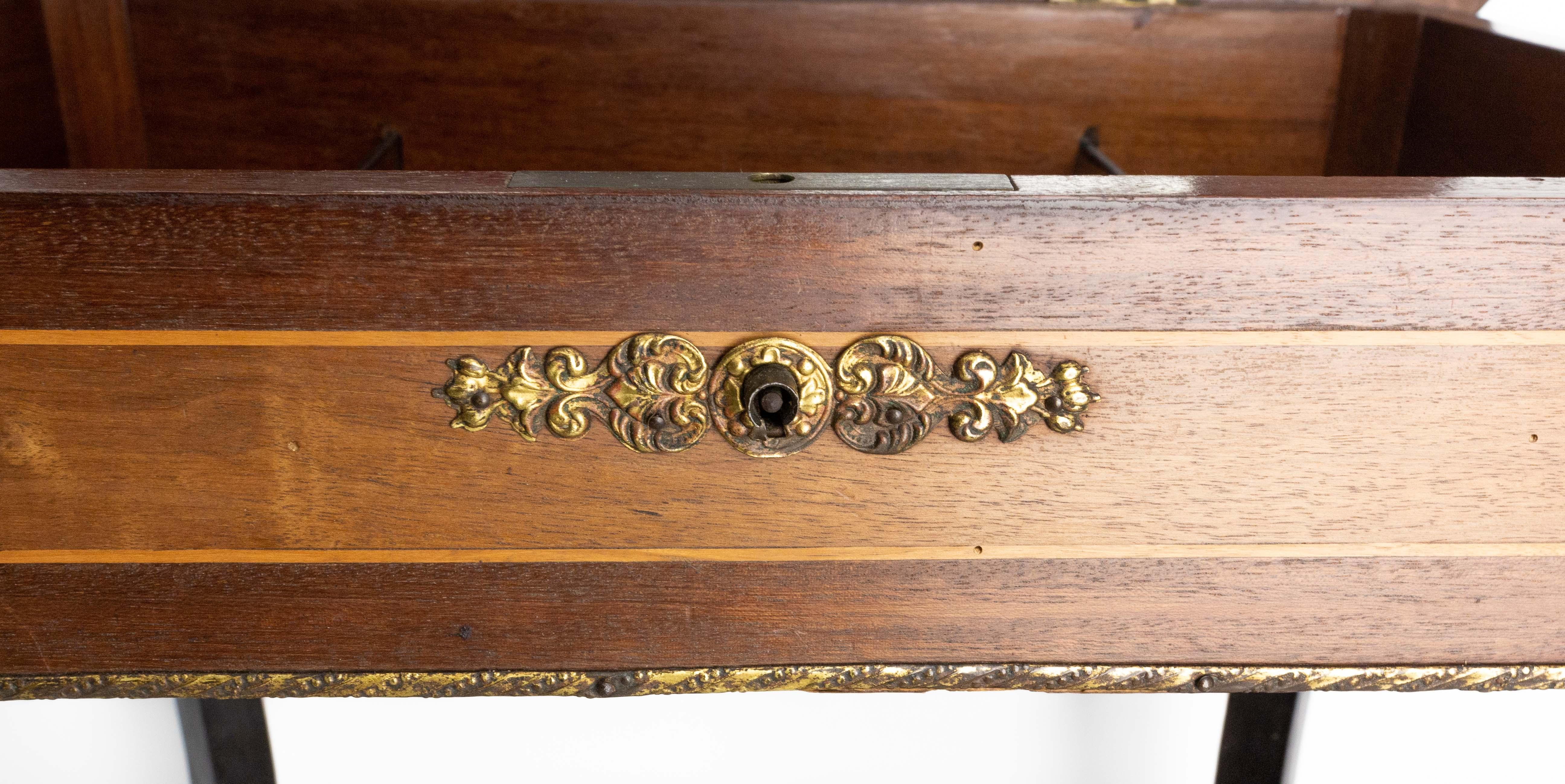 Table à couture de la fin du XIXe siècle Napoléon III en marqueterie de bois et laiton, France en vente 6