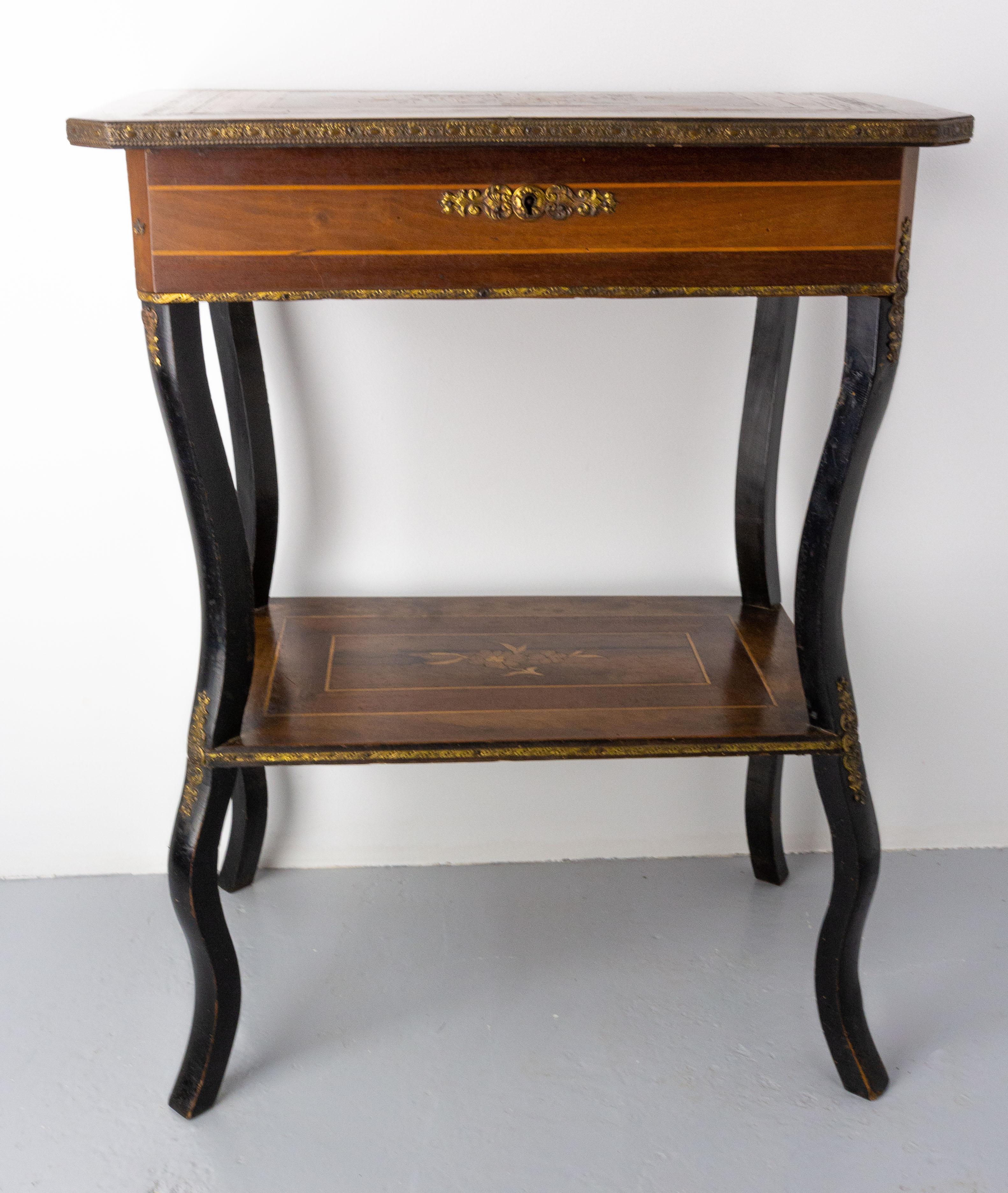 Antique Napoleon III sewing table, circa 1880
The marquetry is made of various woods.
A brass feast surrounds the table top.
The lift-up lid opens up to reveal an original mirror and compartments.

Good patina.
Good antique condition, with