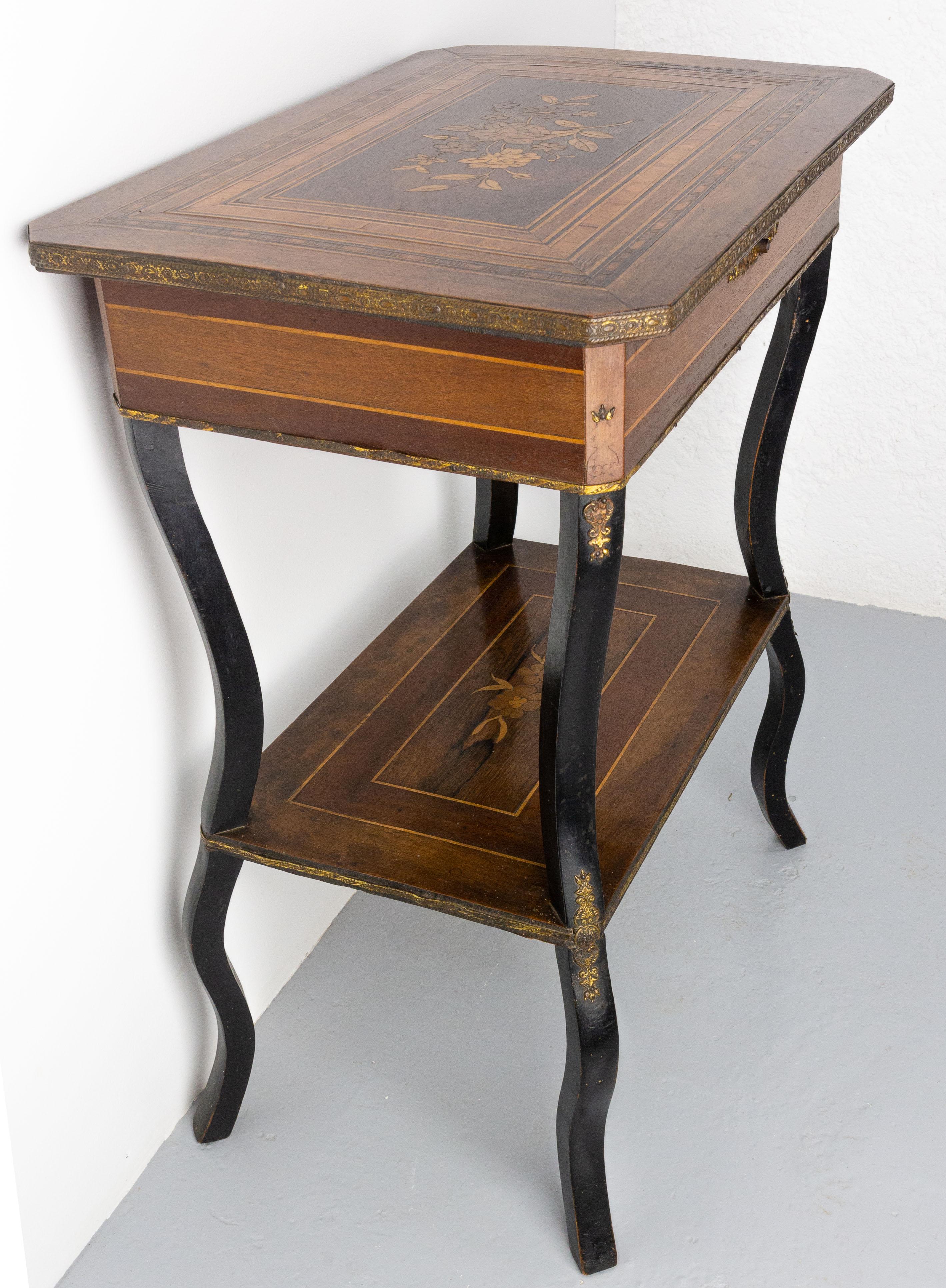 Fin du XIXe siècle Table à couture de la fin du XIXe siècle Napoléon III en marqueterie de bois et laiton, France en vente