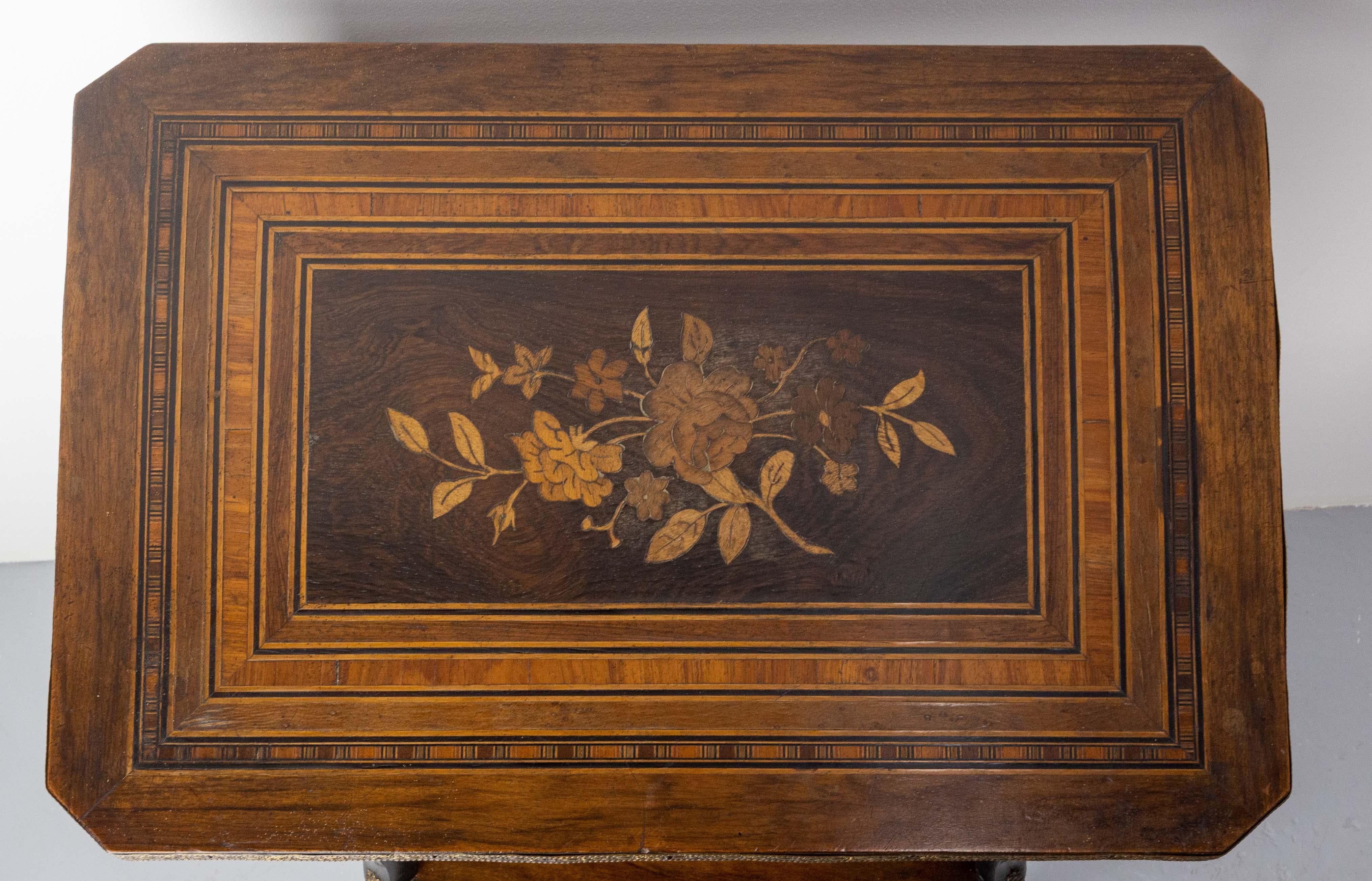 Table à couture de la fin du XIXe siècle Napoléon III en marqueterie de bois et laiton, France en vente 1