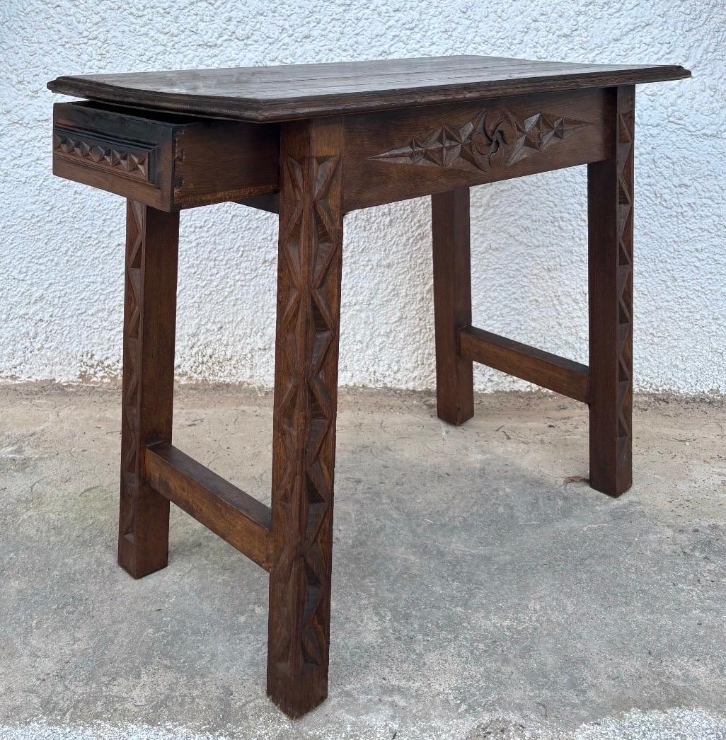 Espagnol Late 19th Century Side Table Handmade Carved Oak Wood en vente