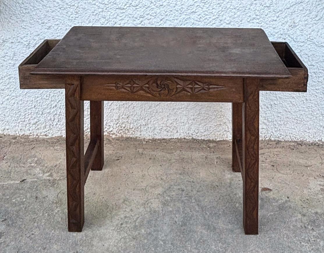 Sculpté à la main Late 19th Century Side Table Handmade Carved Oak Wood en vente