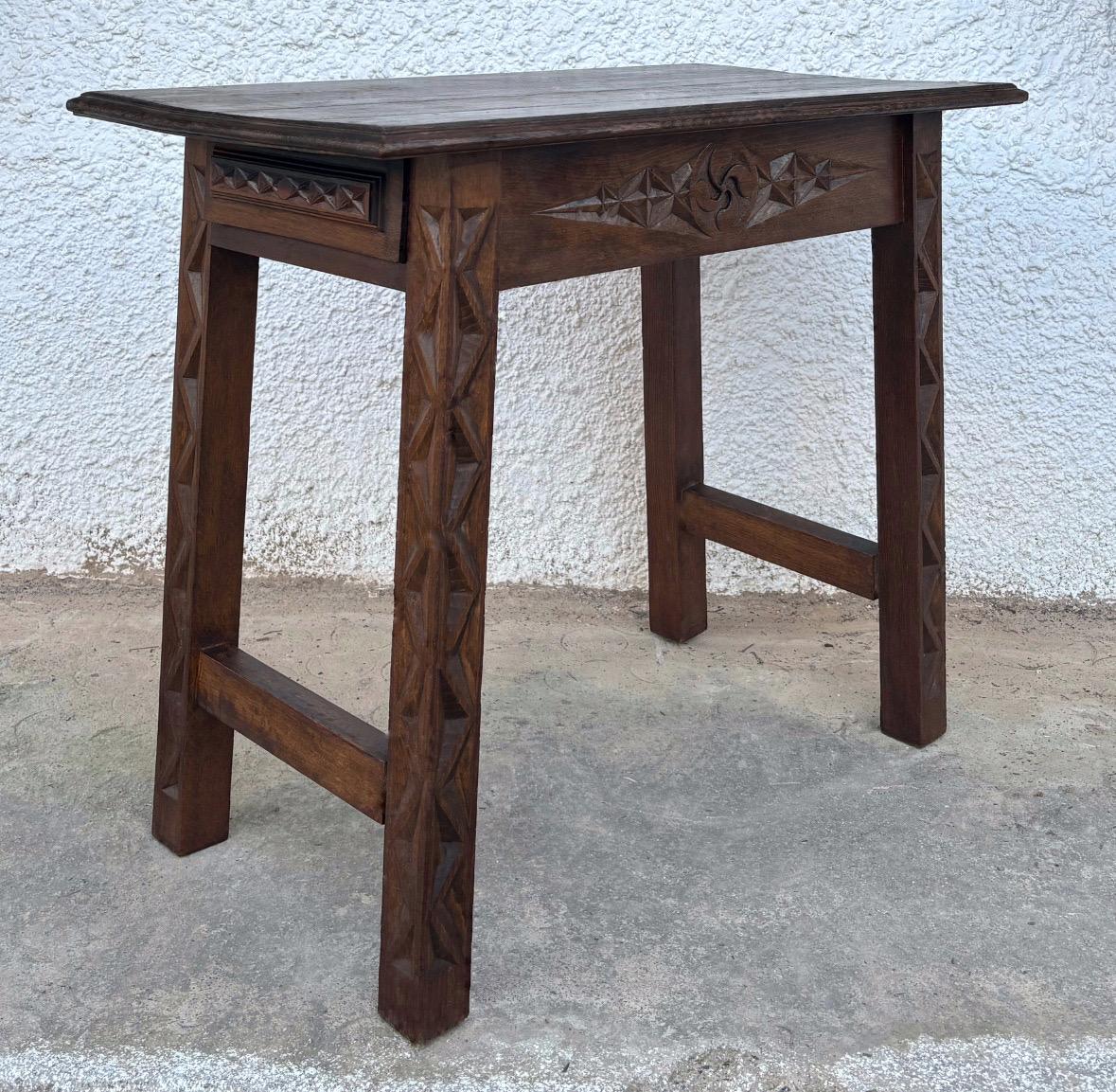 Late 19th Century Side Table Handmade Carved Oak Wood Bon état - En vente à BÉTERA, ES