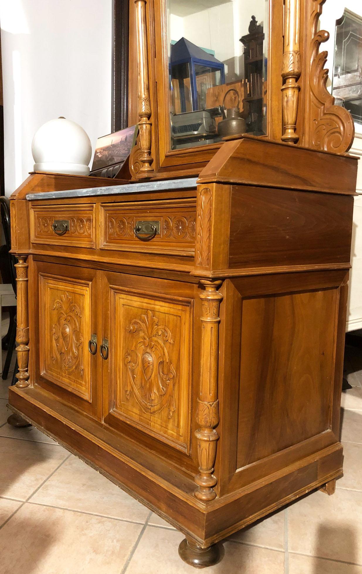Credenza in noce intagliato con specchio girevole, originale toscano, due ante, due cassetti con marmo grigio venato.
Periodo: circa 1880
Misure: 102 x 55 x (86 + 115) H tot. 201.
Verranno consegnati in una cassa di legno specifica per