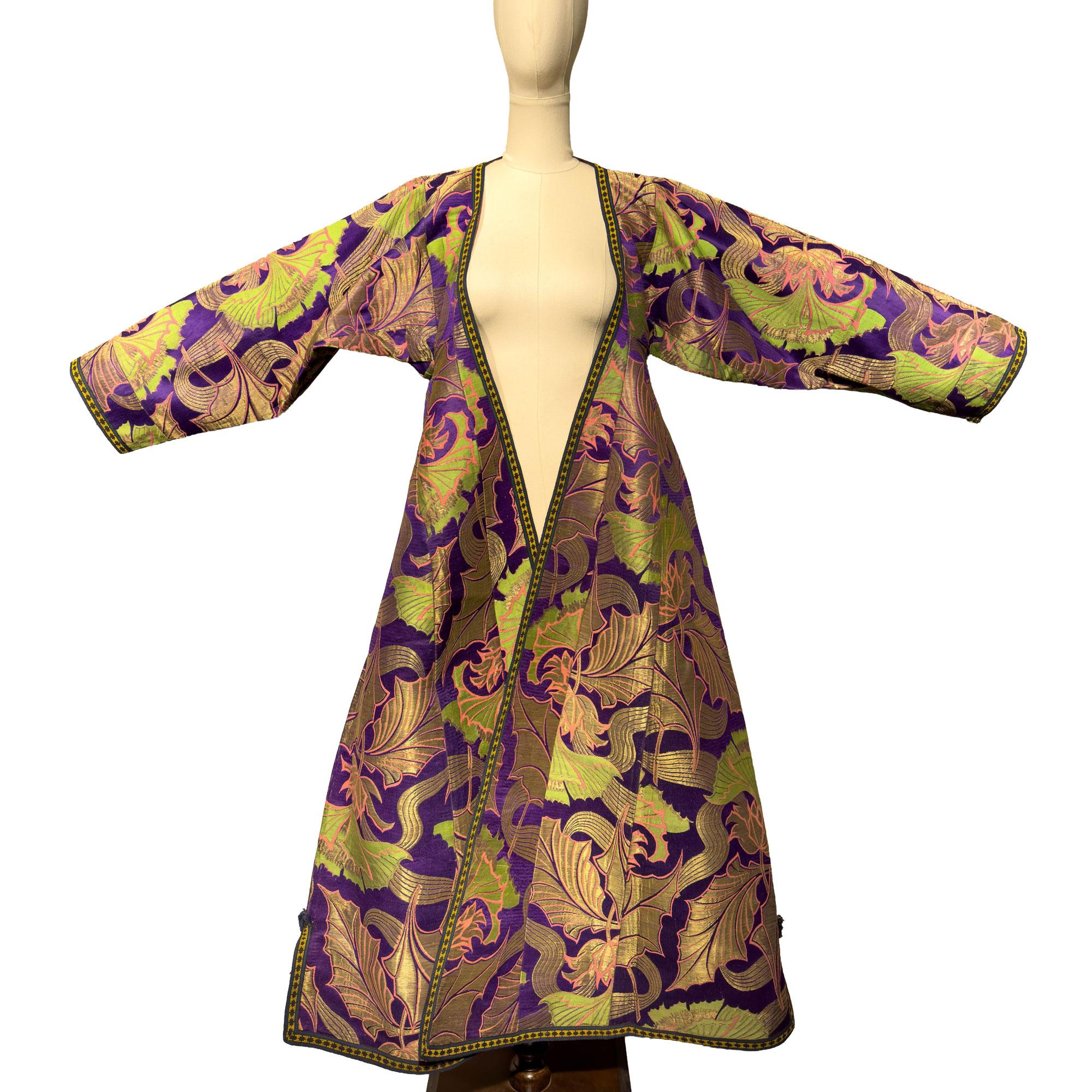 Coates in broccato di seta e metallo della fine del XIX secolo In condizioni buone in vendita a 中央区, JP