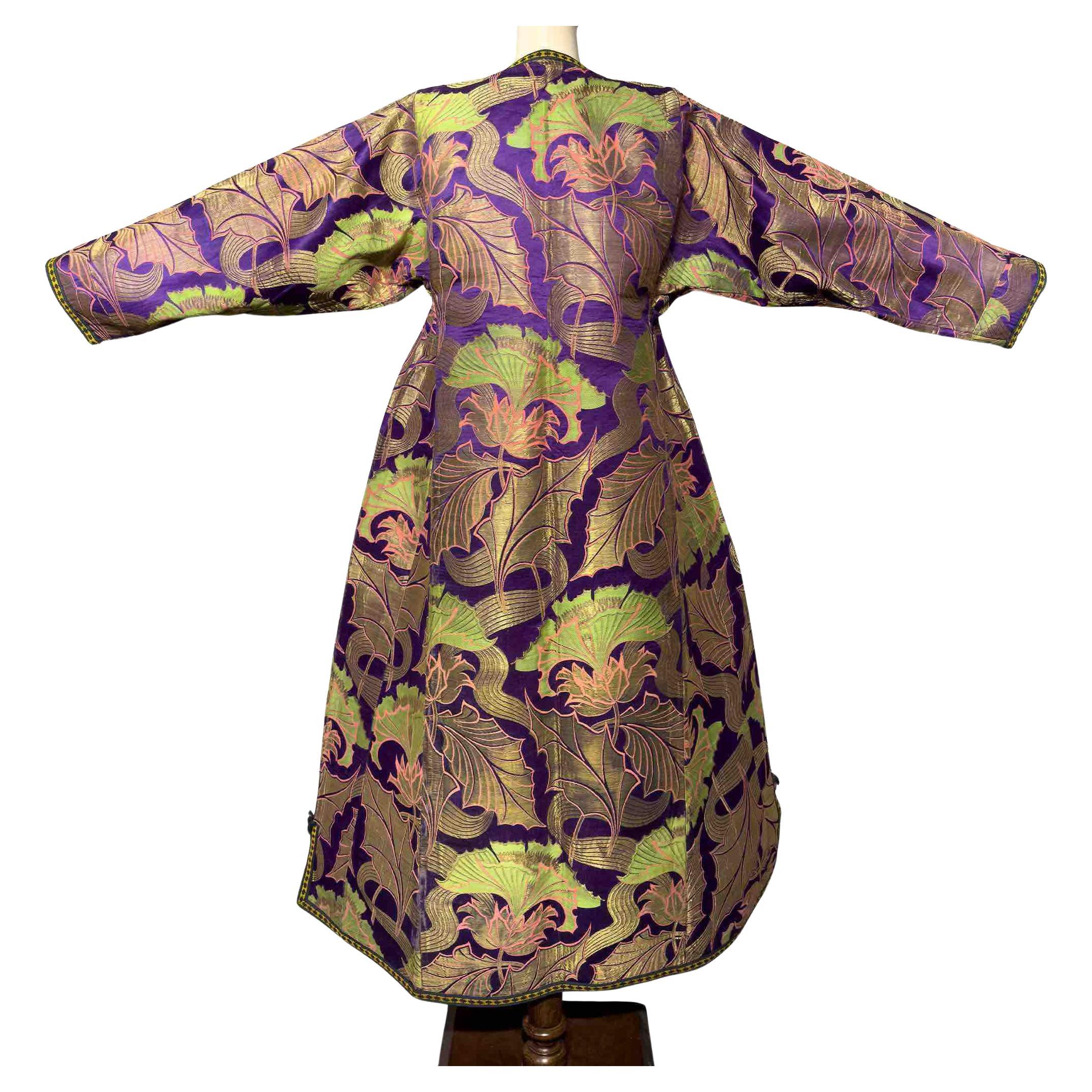 Manteau en soie et brocart de métal de la fin du 19e siècle