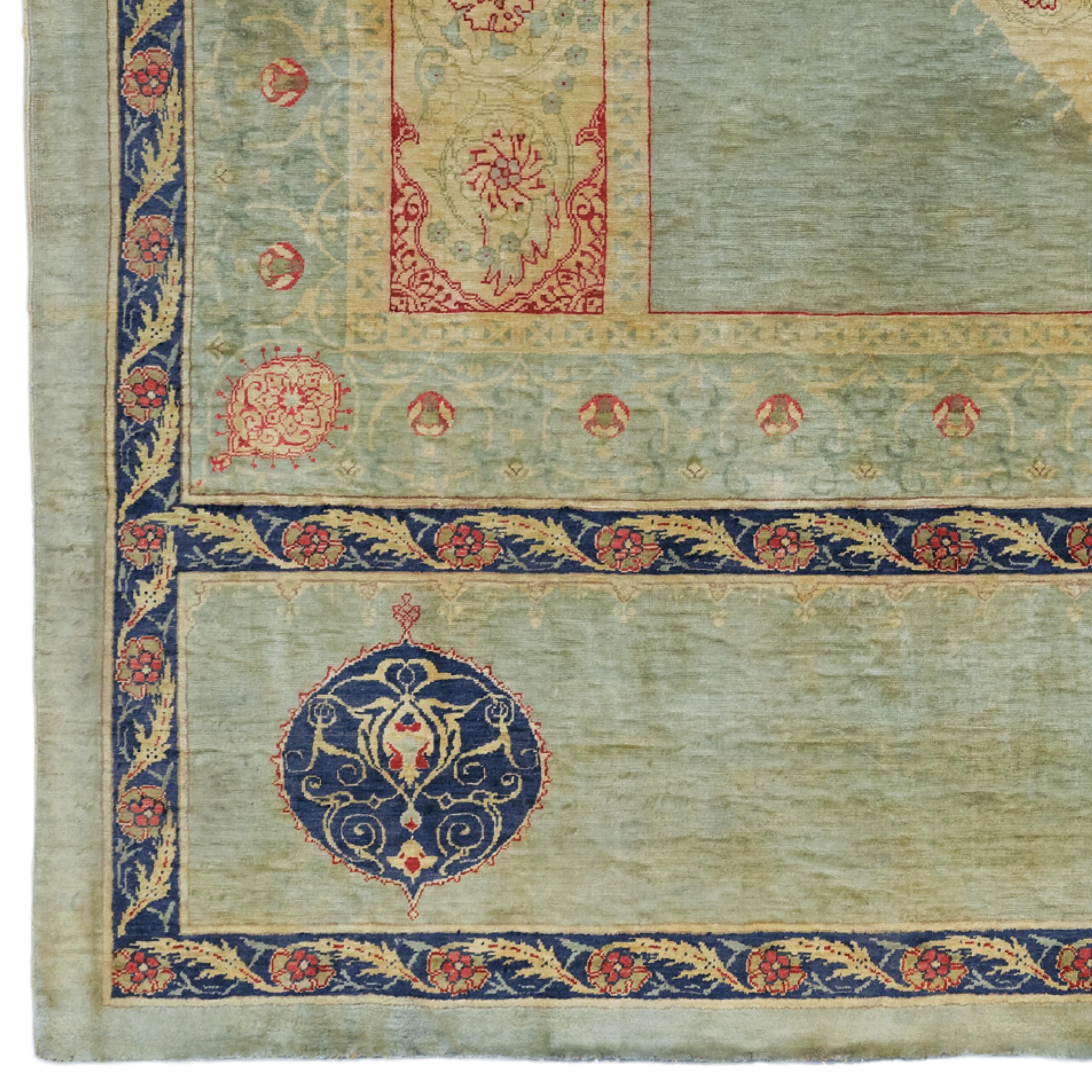 Fin du 19e siècle Tapis en soie Feshane à motifs de Coran et de Qab

Les tapis Feshane trouvent leur origine dans la célèbre usine Feshane, située à Istanbul, connue pour ses tapis exquis à l'époque ottomane. Fondée en 1841 sous le règne du sultan