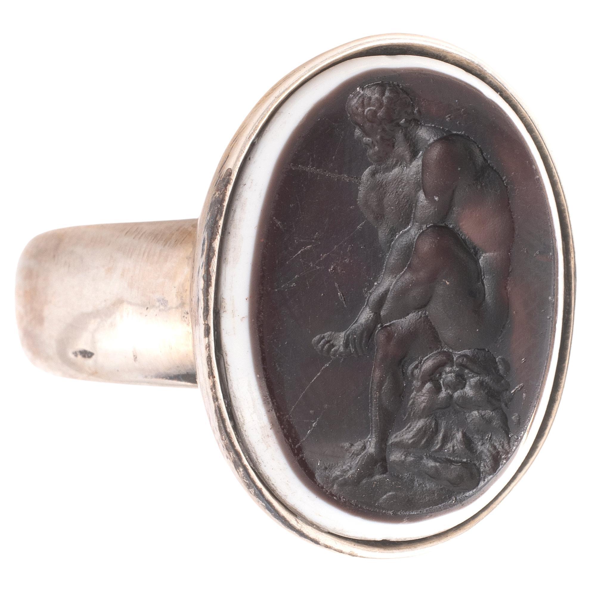 Silber und zweifarbig glasierter Vitreous aus dem späten 19. Jahrhundert  Hercules Intaglio Herrenring (Viktorianisch) im Angebot