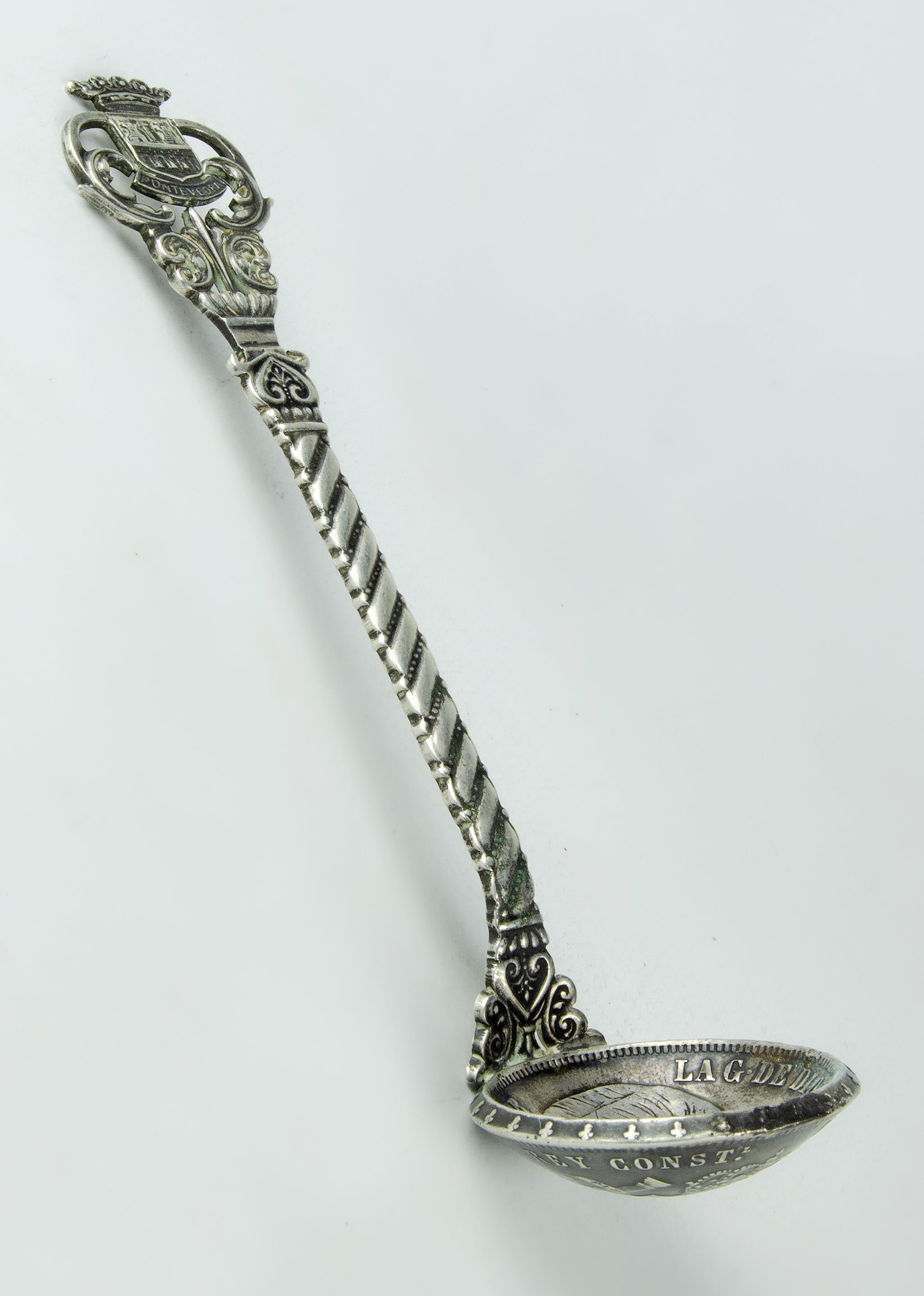 Cucchiaio souvenir araldico in argento della fine del XIX secolo con coppa di monete da 5 pesetas raffiguranti il re Alfonso XII, Spagna

Da: sconosciuto
Materiale: argento, metallo
Tecnica: fusione, stampaggio, lucidatura, lavorazione del