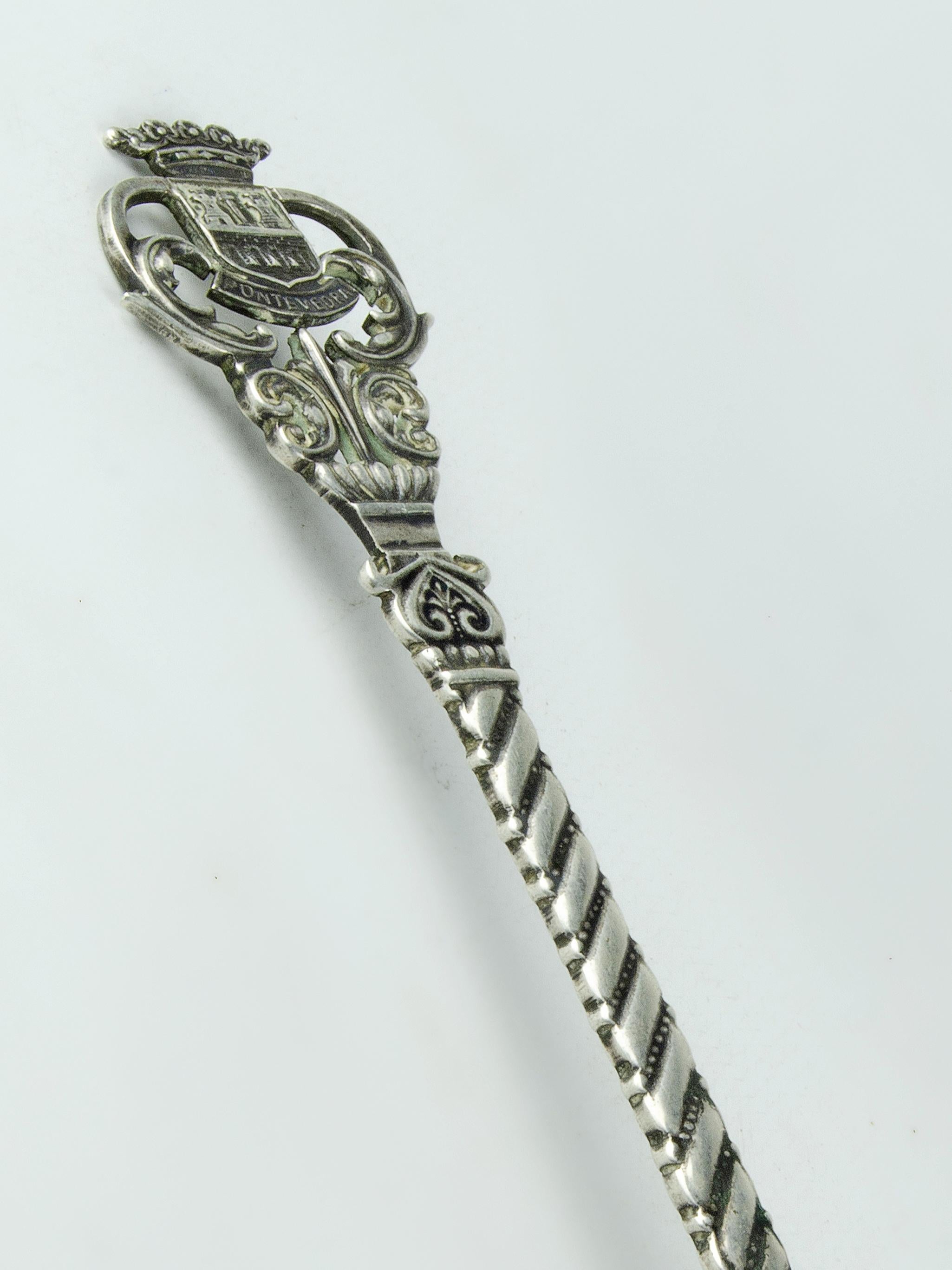 Arts and Crafts Cucchiaio da souvenir araldico in argento della fine del XIX secolo con ciotola con moneta da 5 Pesetas, Spagna in vendita