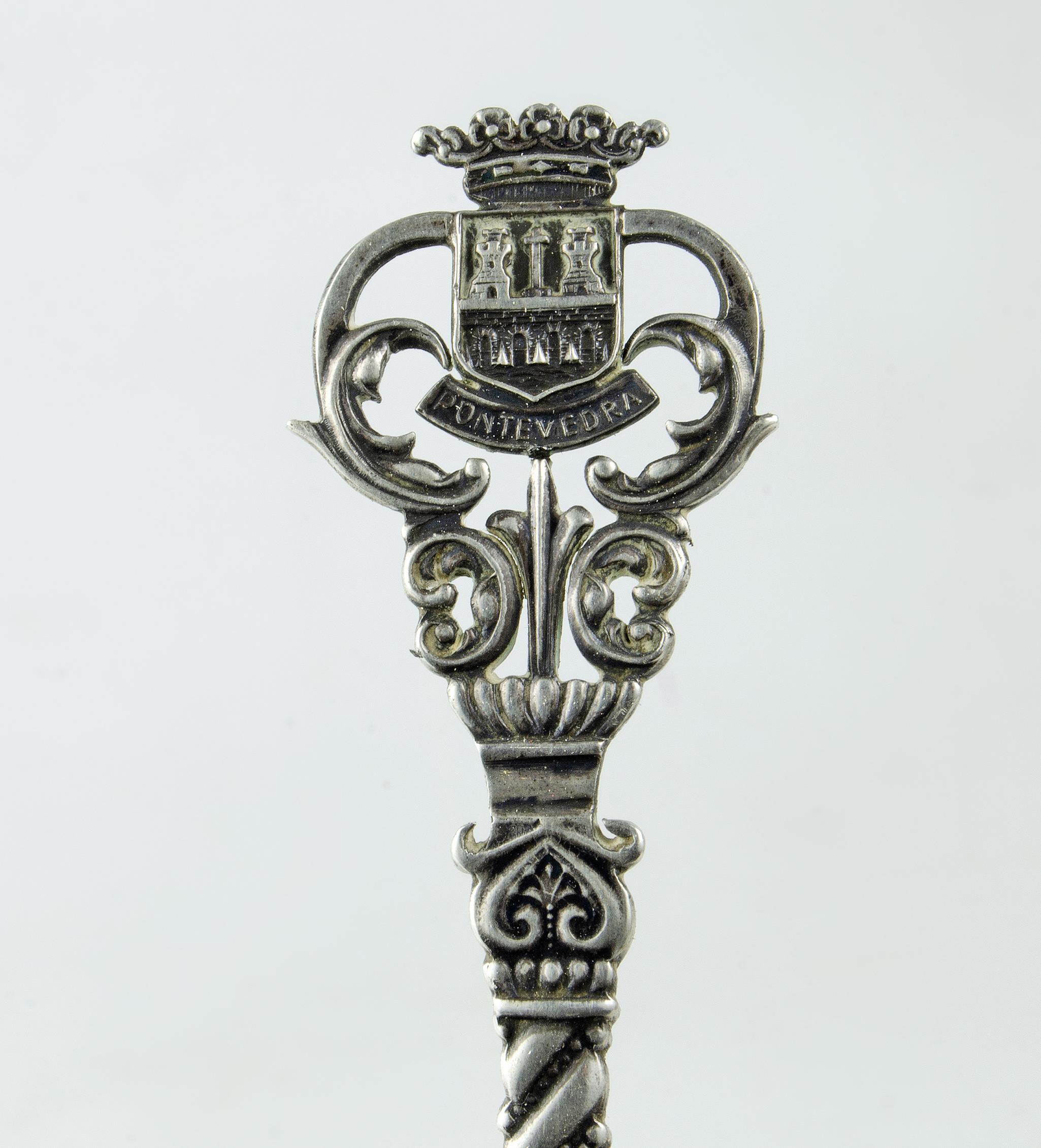 Spagnolo Cucchiaio da souvenir araldico in argento della fine del XIX secolo con ciotola con moneta da 5 Pesetas, Spagna in vendita